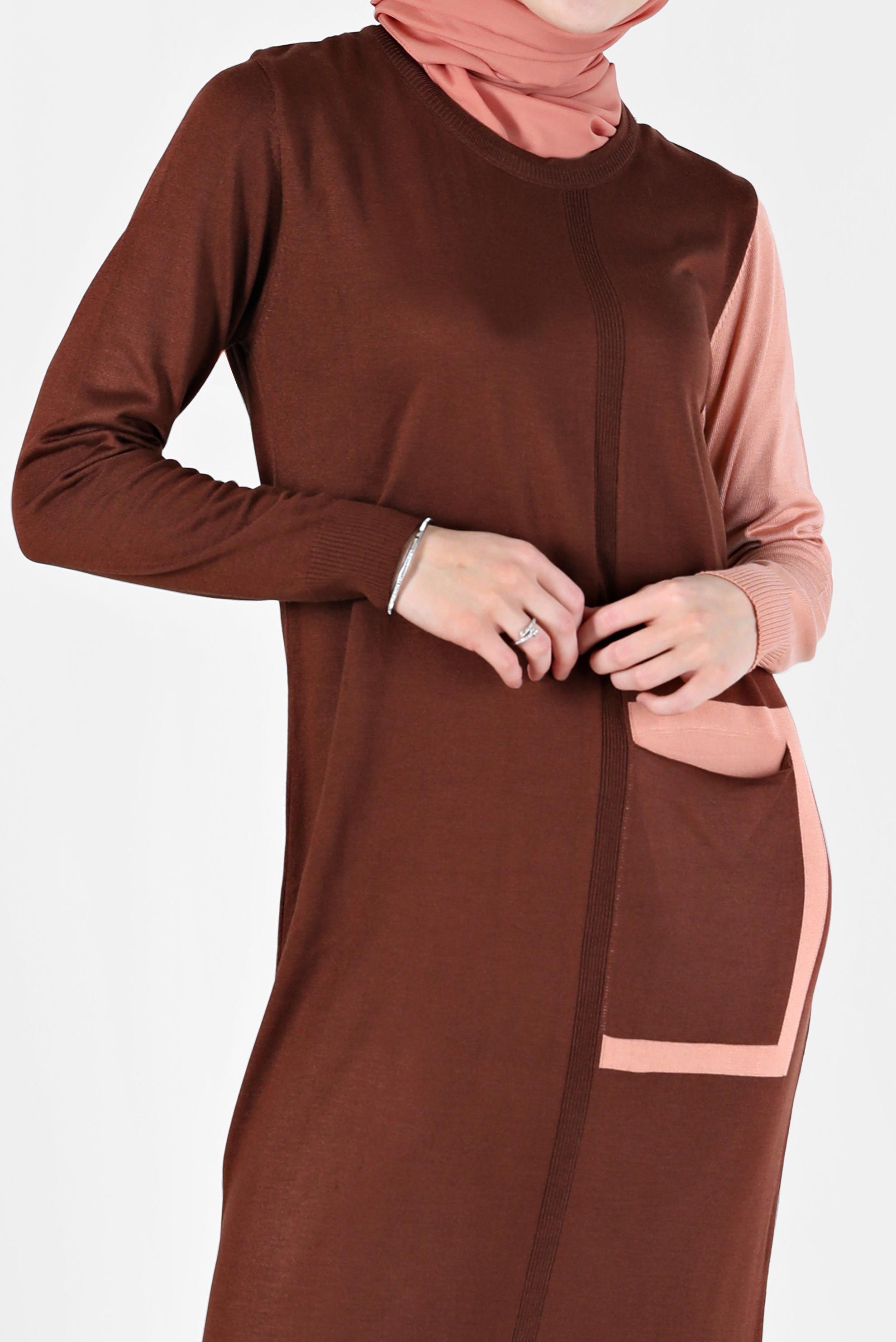 Tesettür giyim KAHVE CEP DETAYLI İKİ RENK TRİKO ELBİSE 42115 