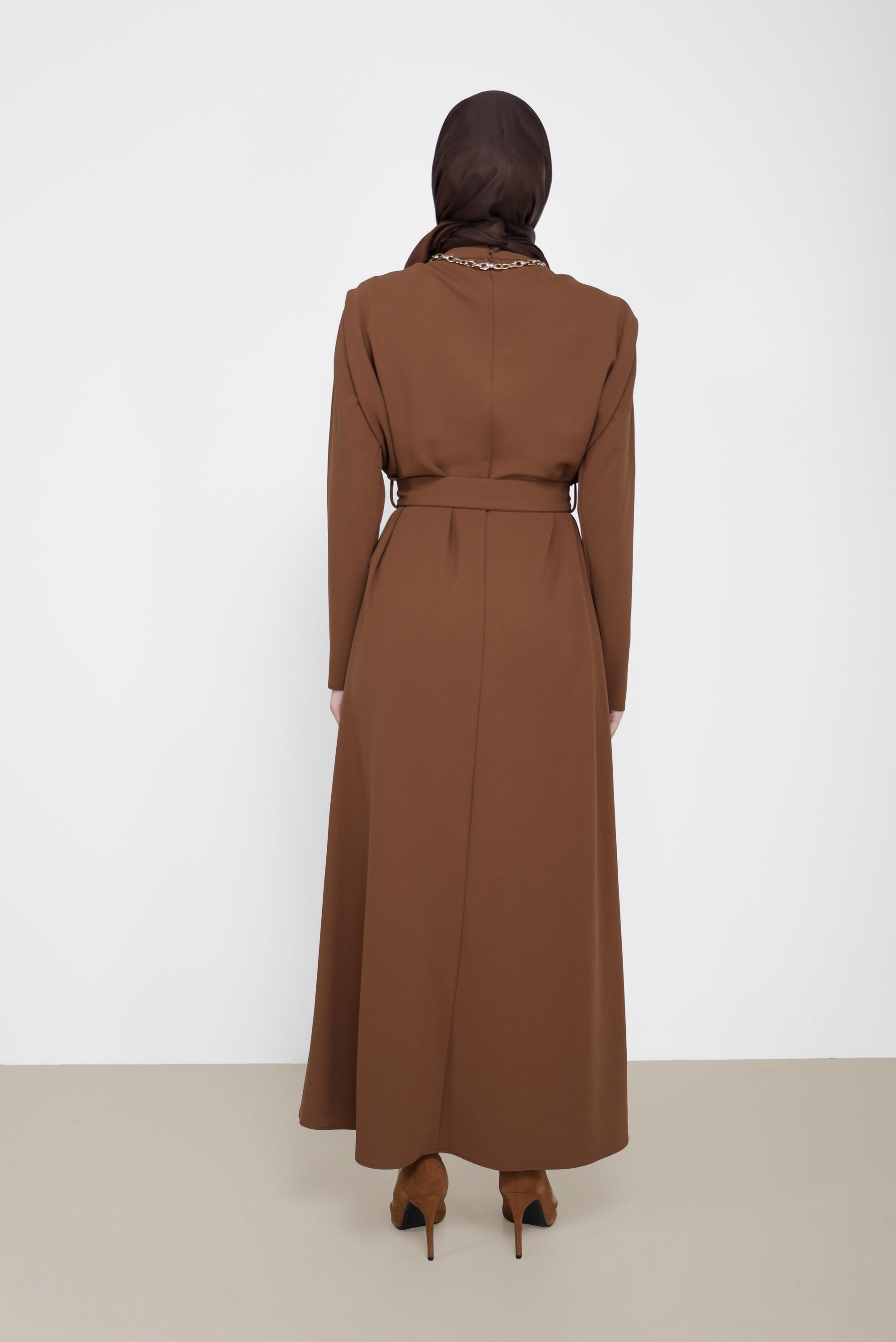 Tesettür giyim KAHVE KUŞAKLI HAKİM YAKA ELBİSE 42171 