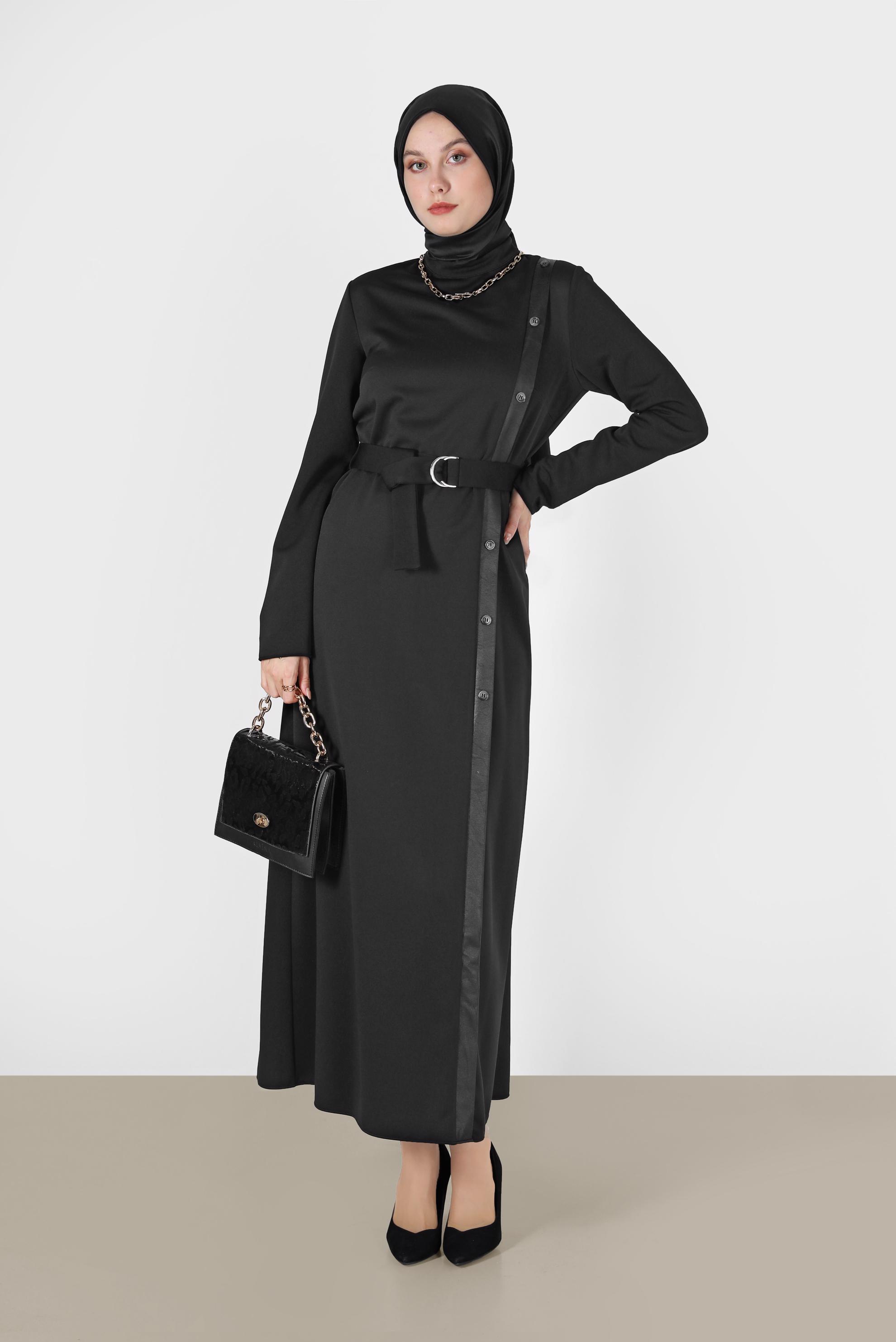 Tesettür giyim SİYAH DERİ DETAYLI KUŞAKLI ELBİSE 42193 