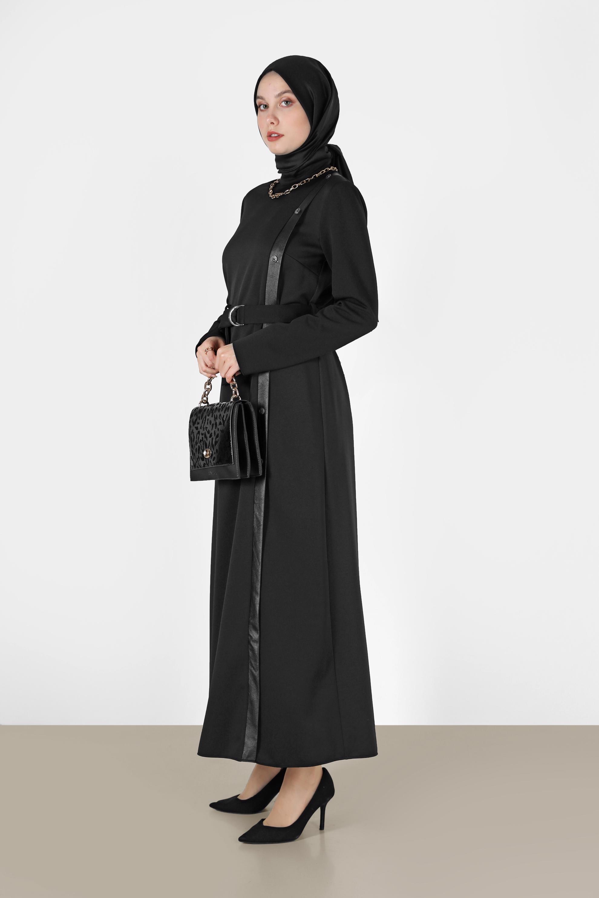 Tesettür giyim SİYAH DERİ DETAYLI KUŞAKLI ELBİSE 42193 