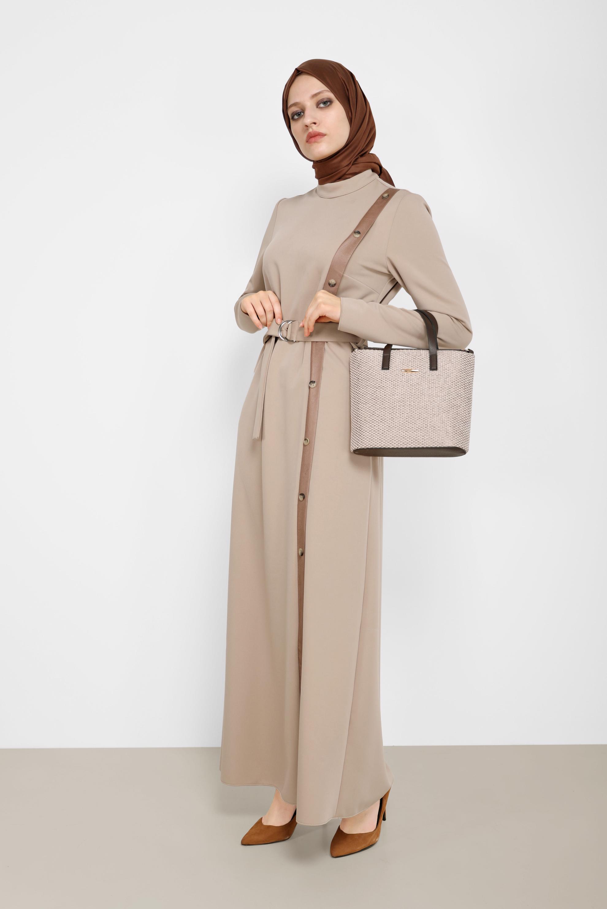 Tesettür giyim BEJ DERİ DETAYLI KUŞAKLI ELBİSE 42193 