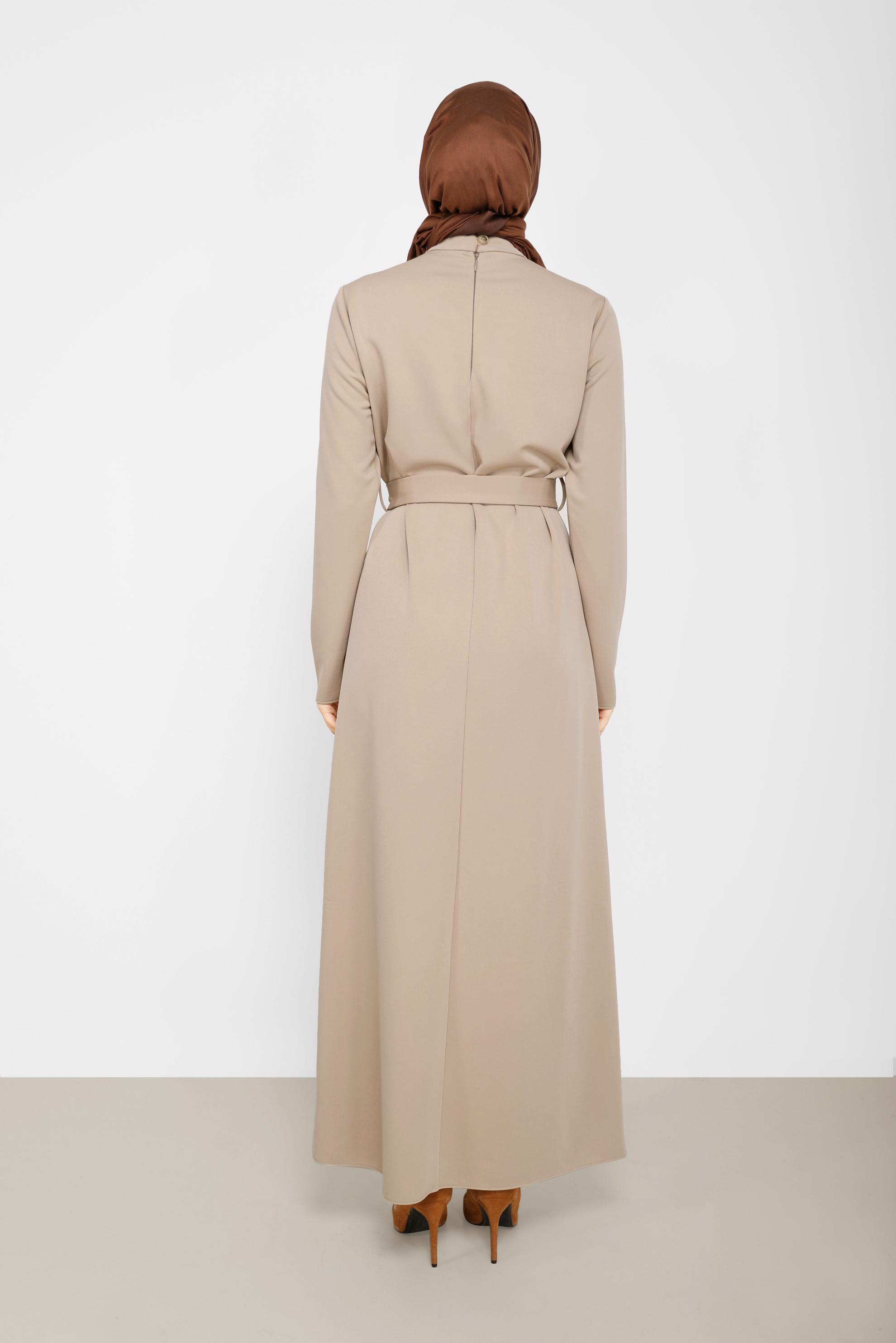 Tesettür giyim BEJ DERİ DETAYLI KUŞAKLI ELBİSE 42193 