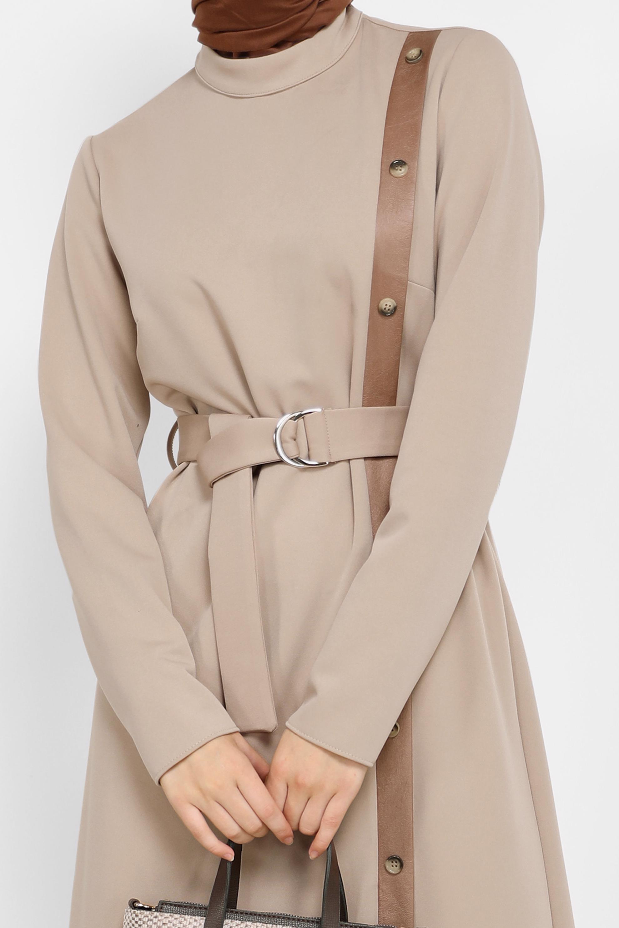 Tesettür giyim BEJ DERİ DETAYLI KUŞAKLI ELBİSE 42193 