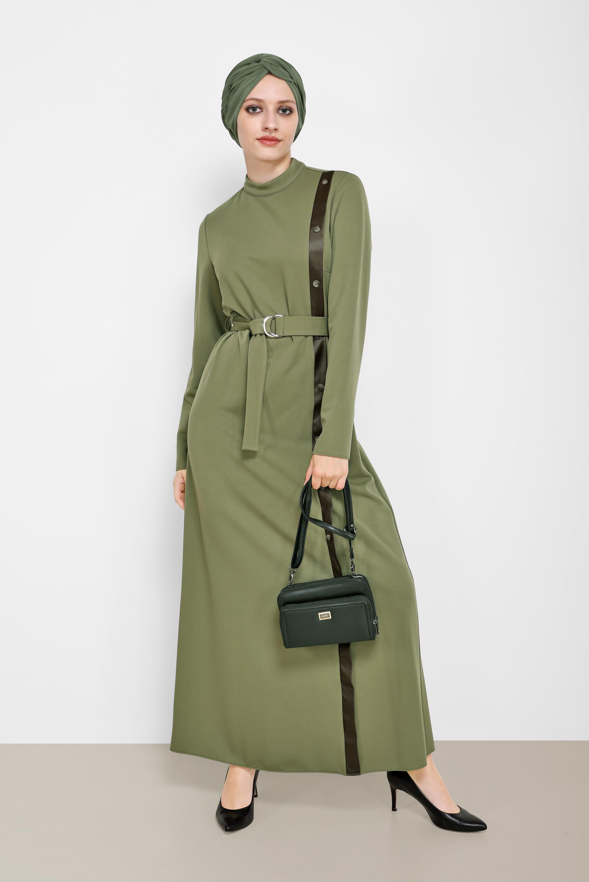 Tesettür giyim HAKİ DERİ DETAYLI KUŞAKLI ELBİSE 42193 