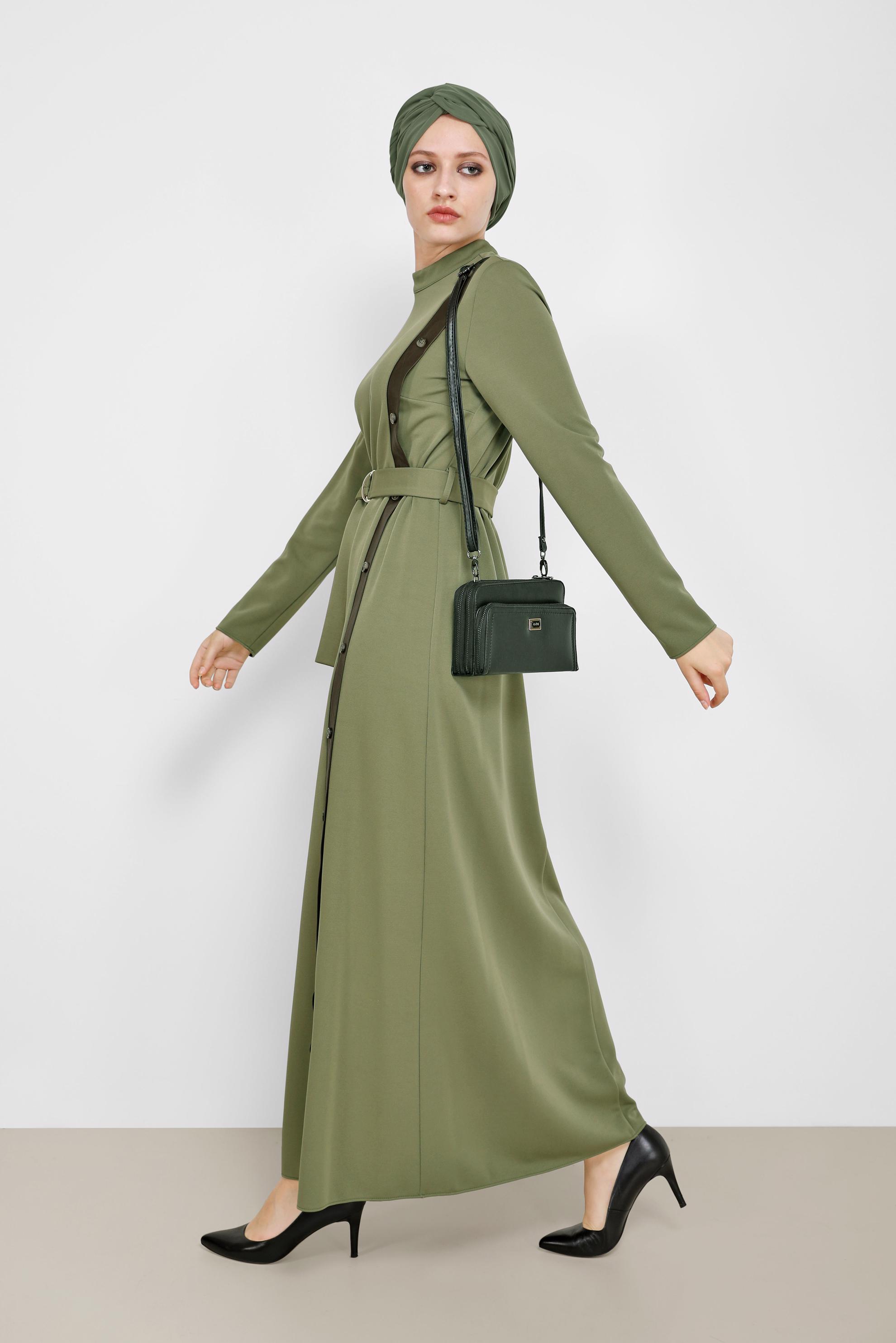 Tesettür giyim HAKİ DERİ DETAYLI KUŞAKLI ELBİSE 42193 