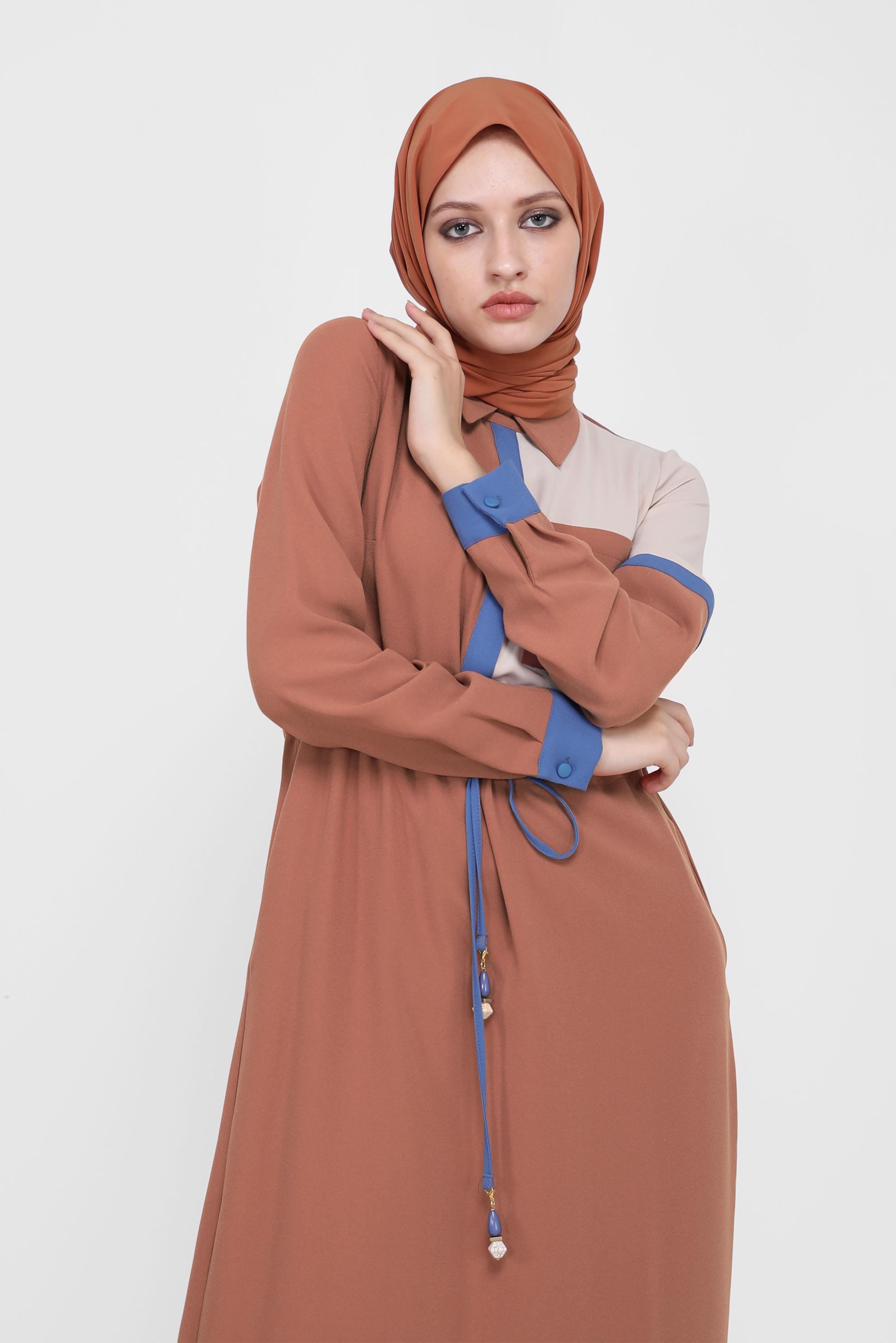 Tesettür giyim KAHVE BELİ BÜZGÜLÜ 3-RENKLİ KREP ELBİSE 42219 