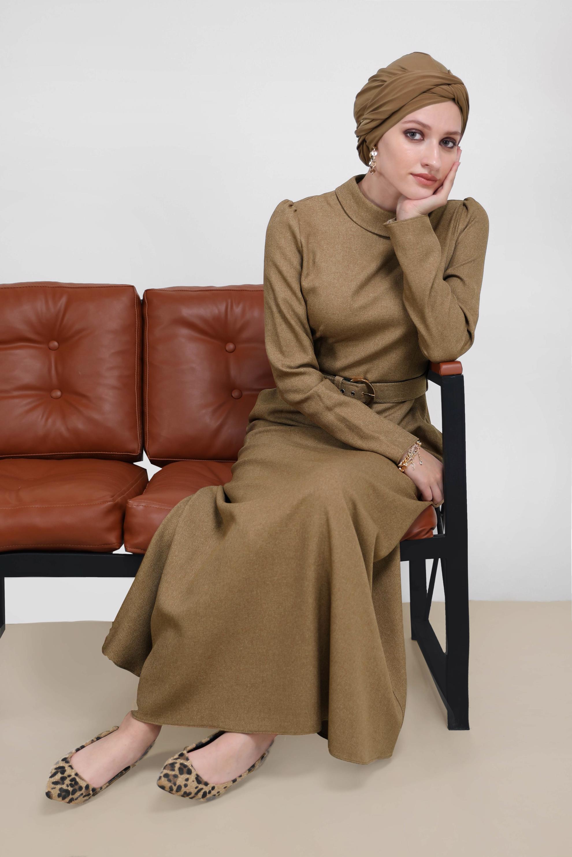 Tesettür giyim KAHVE ARKADAN FERMUARLI KEMERLİ ELBİSE 42221 