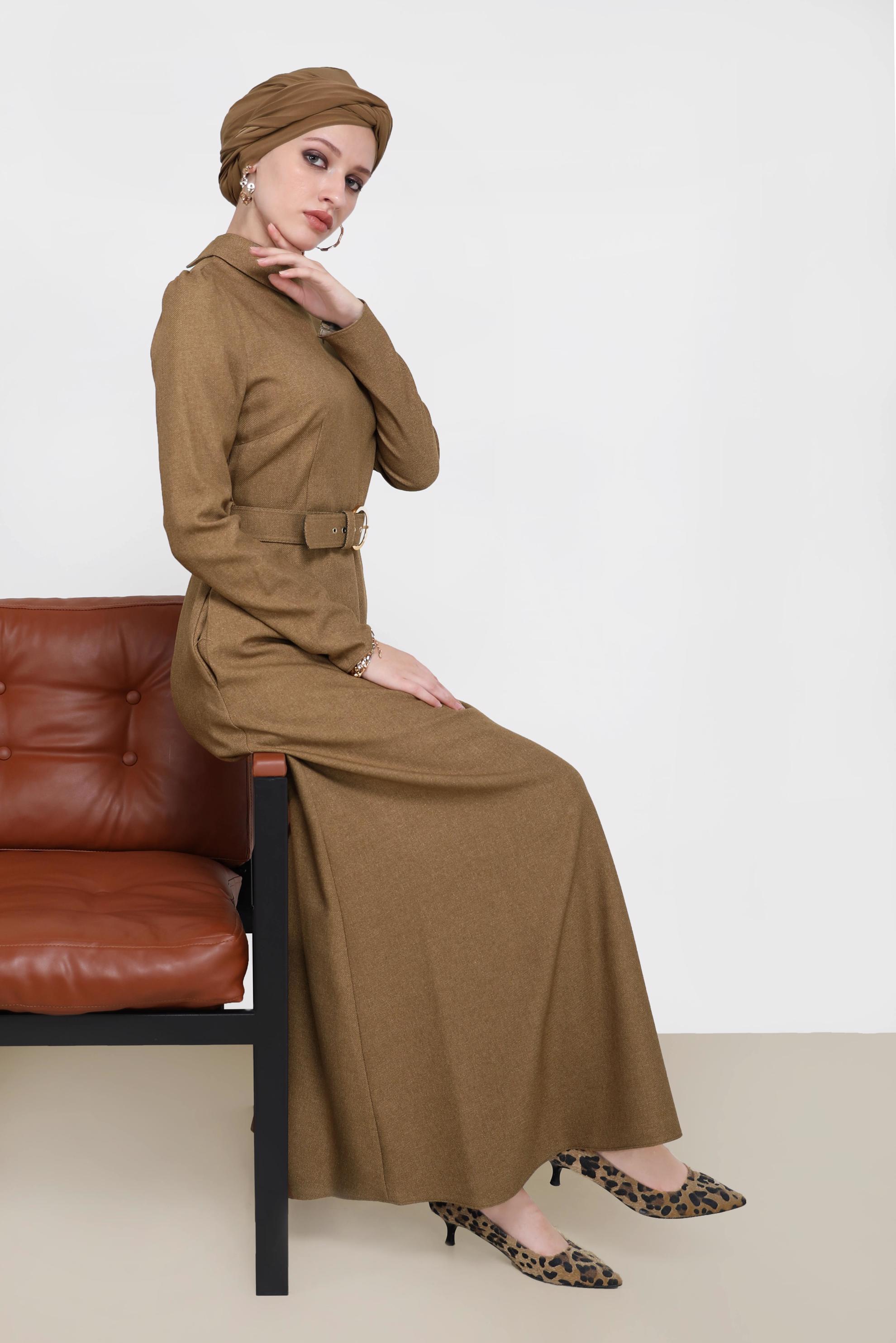 Tesettür giyim KAHVE ARKADAN FERMUARLI KEMERLİ ELBİSE 42221 