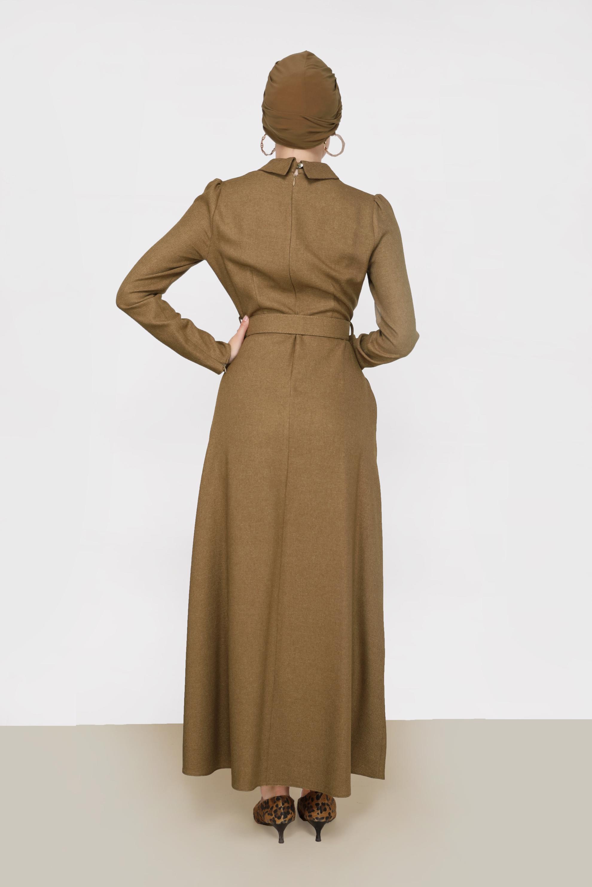 Tesettür giyim KAHVE ARKADAN FERMUARLI KEMERLİ ELBİSE 42221 