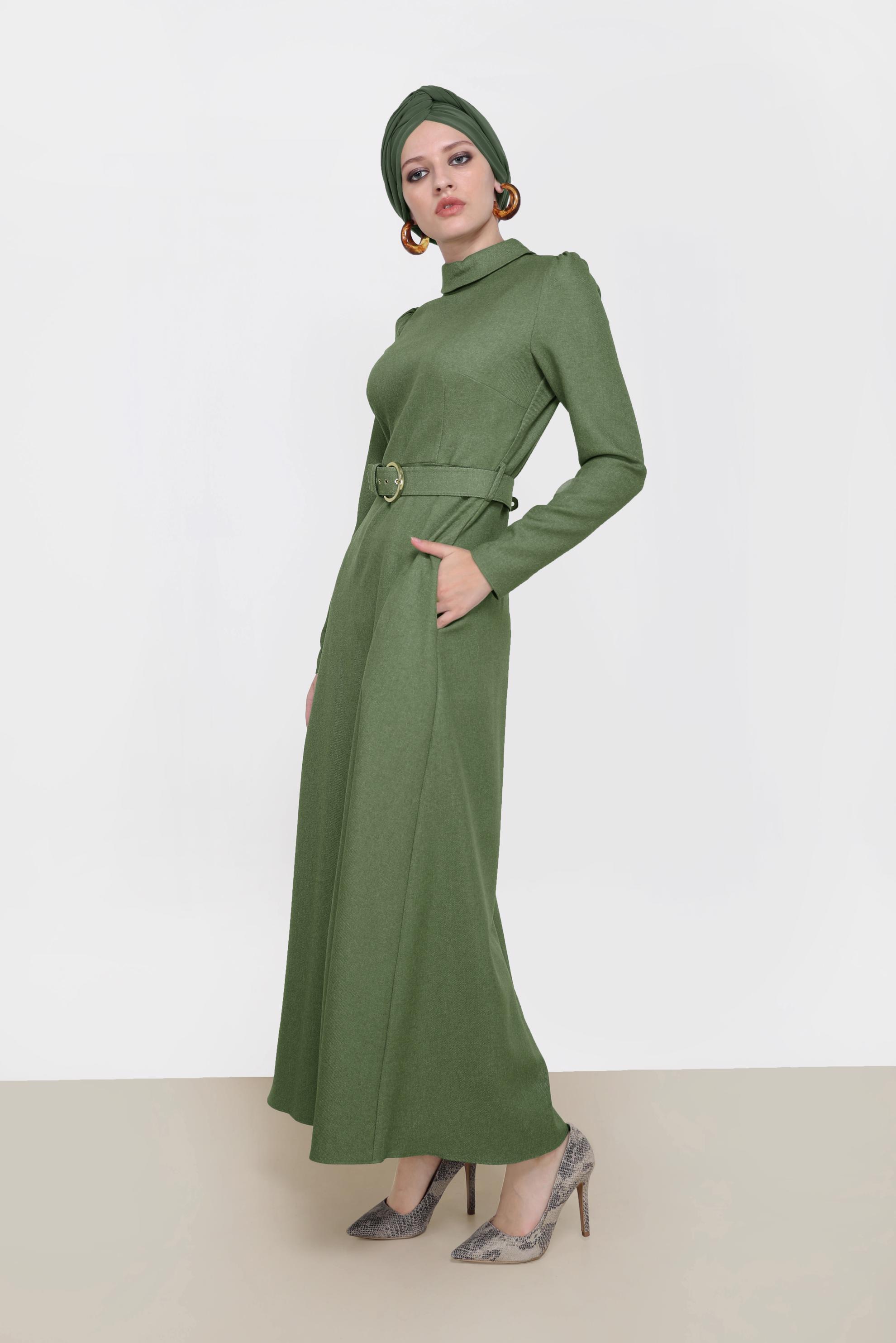 Tesettür giyim YEŞİL ARKADAN FERMUARLI KEMERLİ ELBİSE 42221 