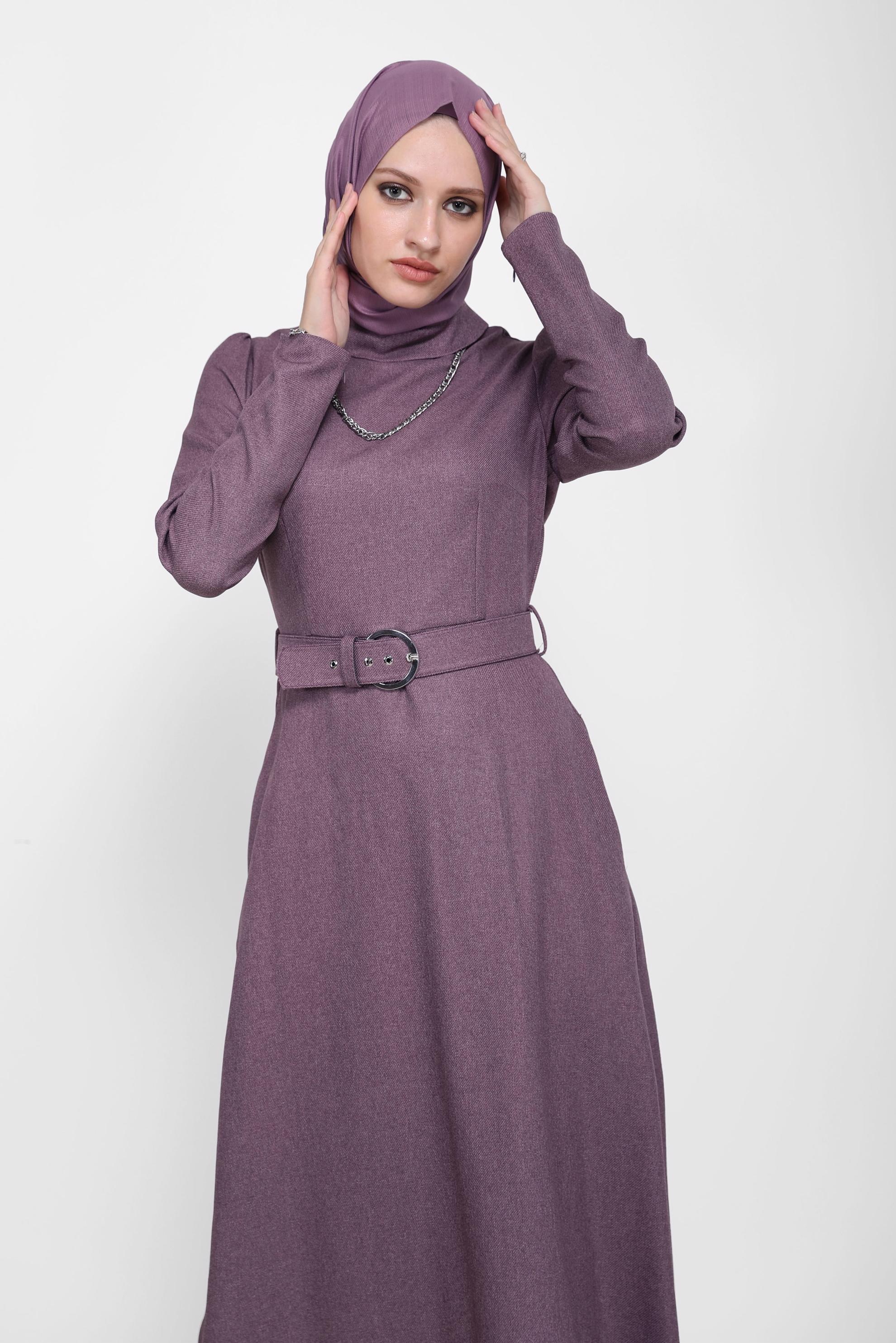 Tesettür giyim MOR ARKADAN FERMUARLI KEMERLİ ELBİSE 42221 