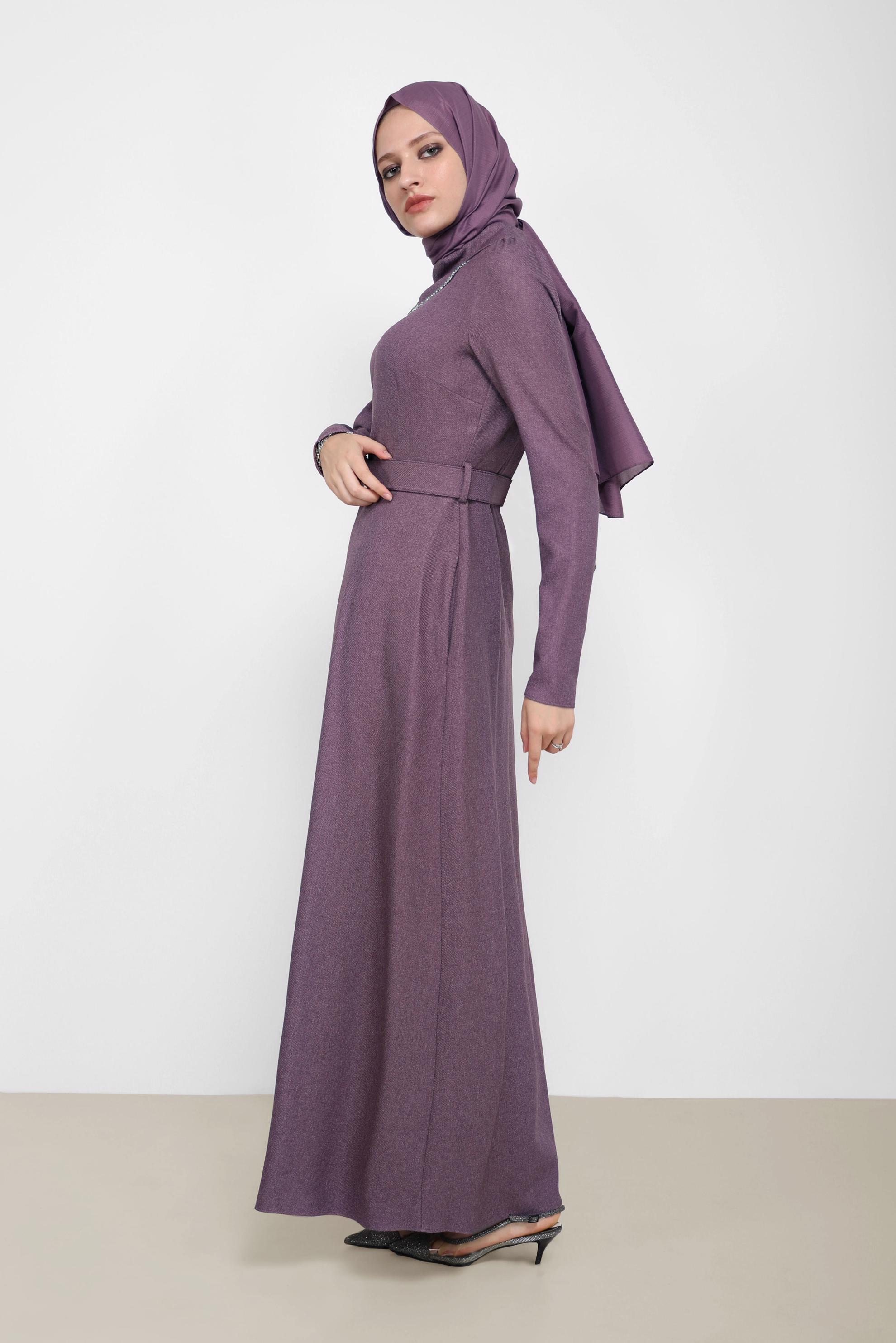 Tesettür giyim MOR ARKADAN FERMUARLI KEMERLİ ELBİSE 42221 