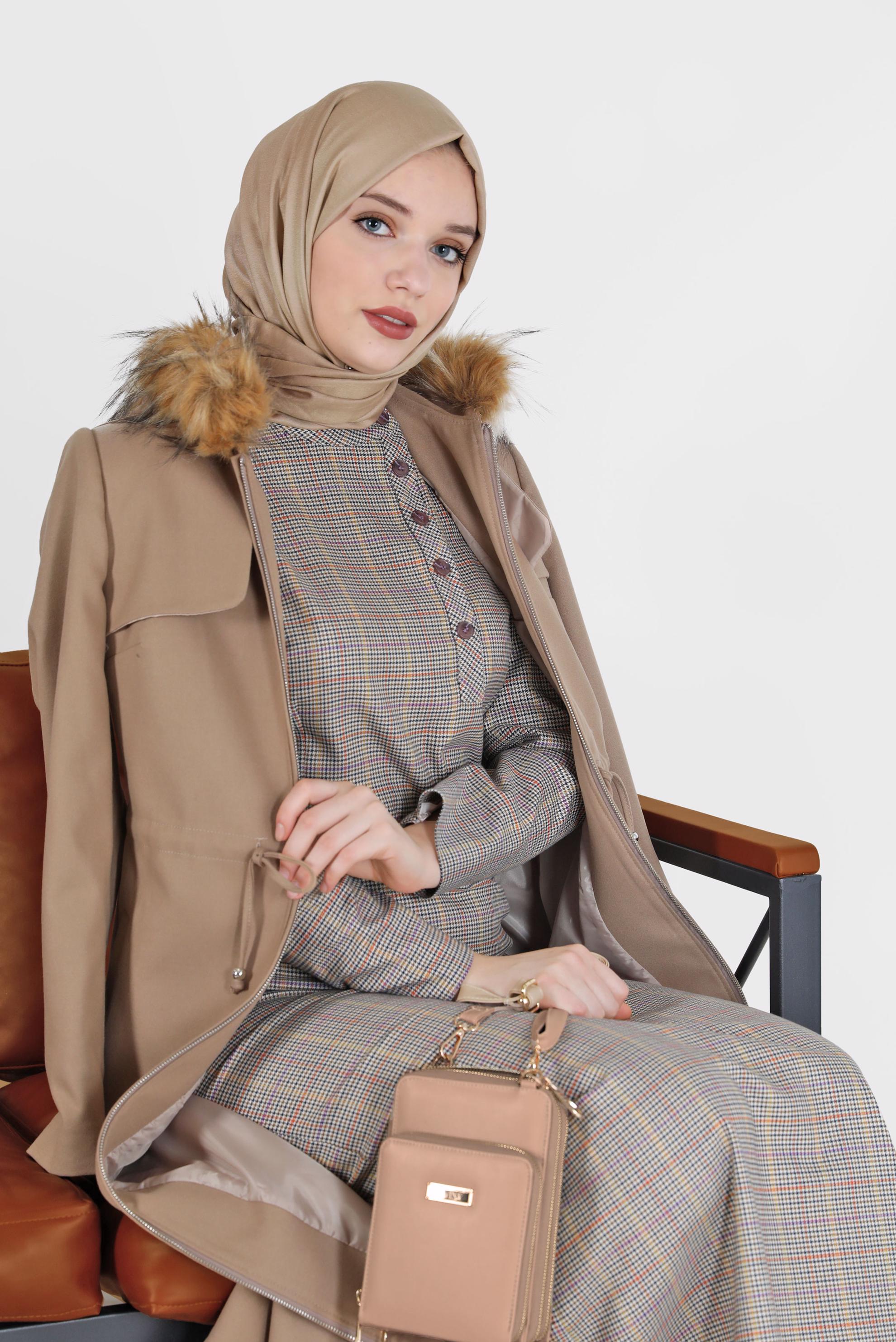 Tesettür giyim BEJ EKOSE DESENLİ DÜĞME DETAYLI ELBİSE 42238 