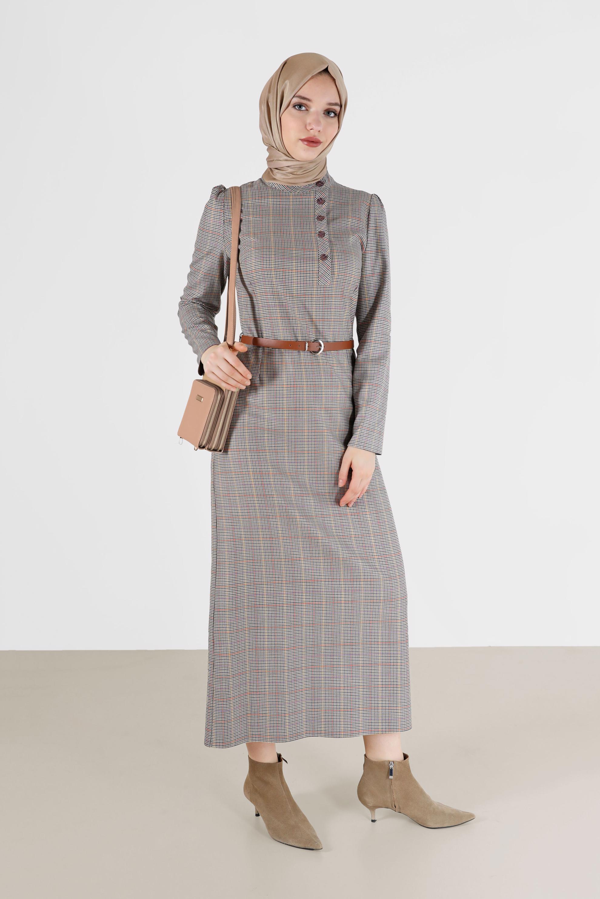 Tesettür giyim BEJ EKOSE DESENLİ DÜĞME DETAYLI ELBİSE 42238 