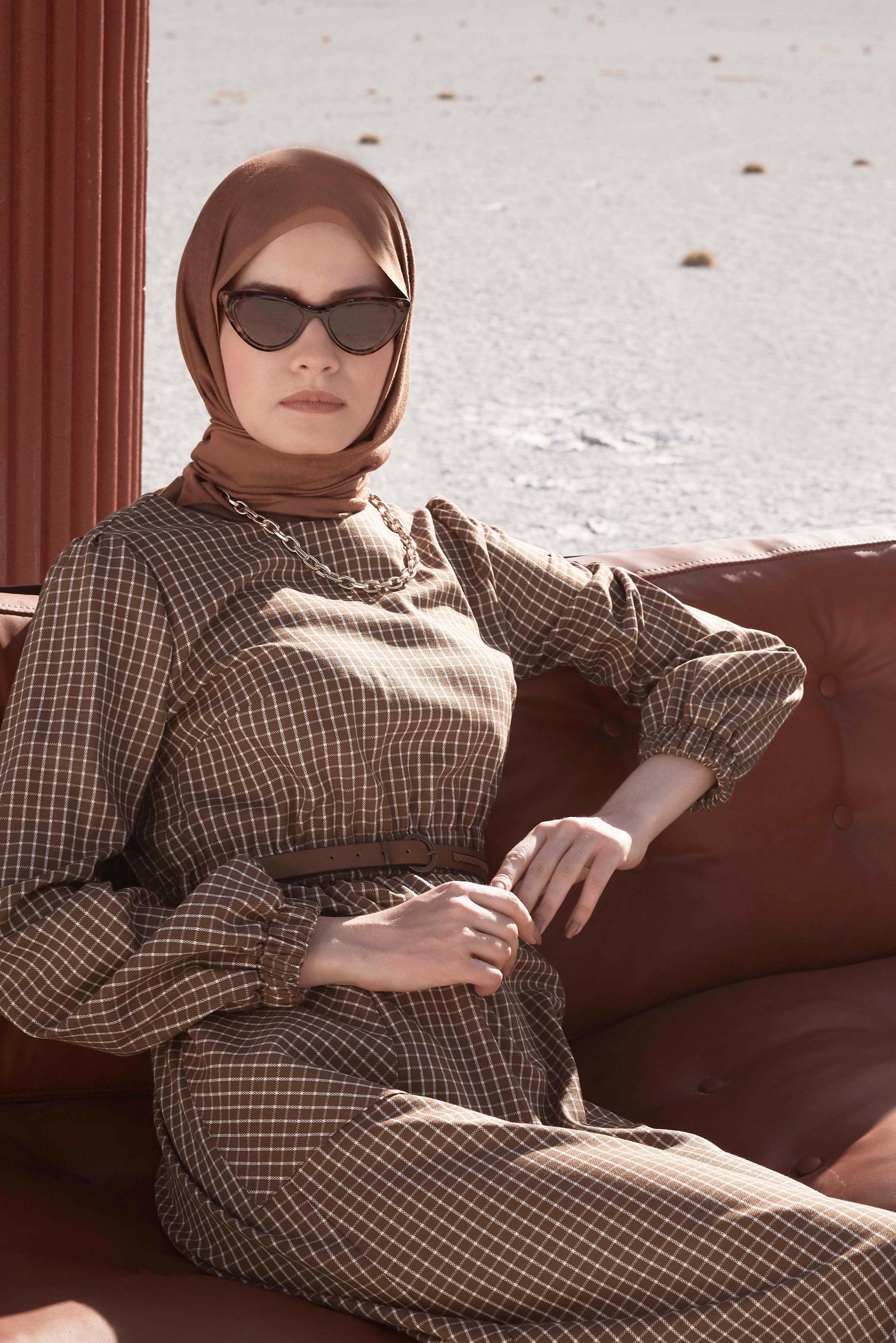 Tesettür giyim TABA KARE DESENLİ KEMERLİ ELBİSE 42245 