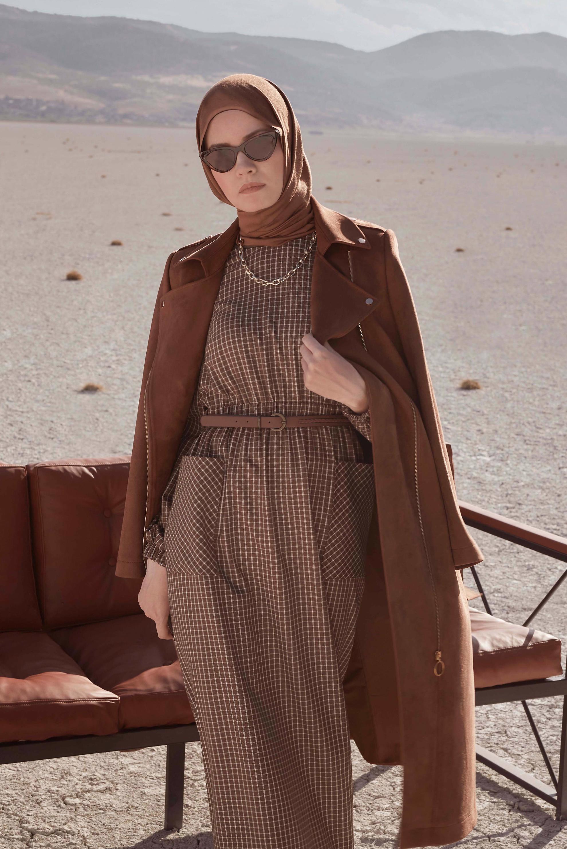 Tesettür giyim TABA KARE DESENLİ KEMERLİ ELBİSE 42245 