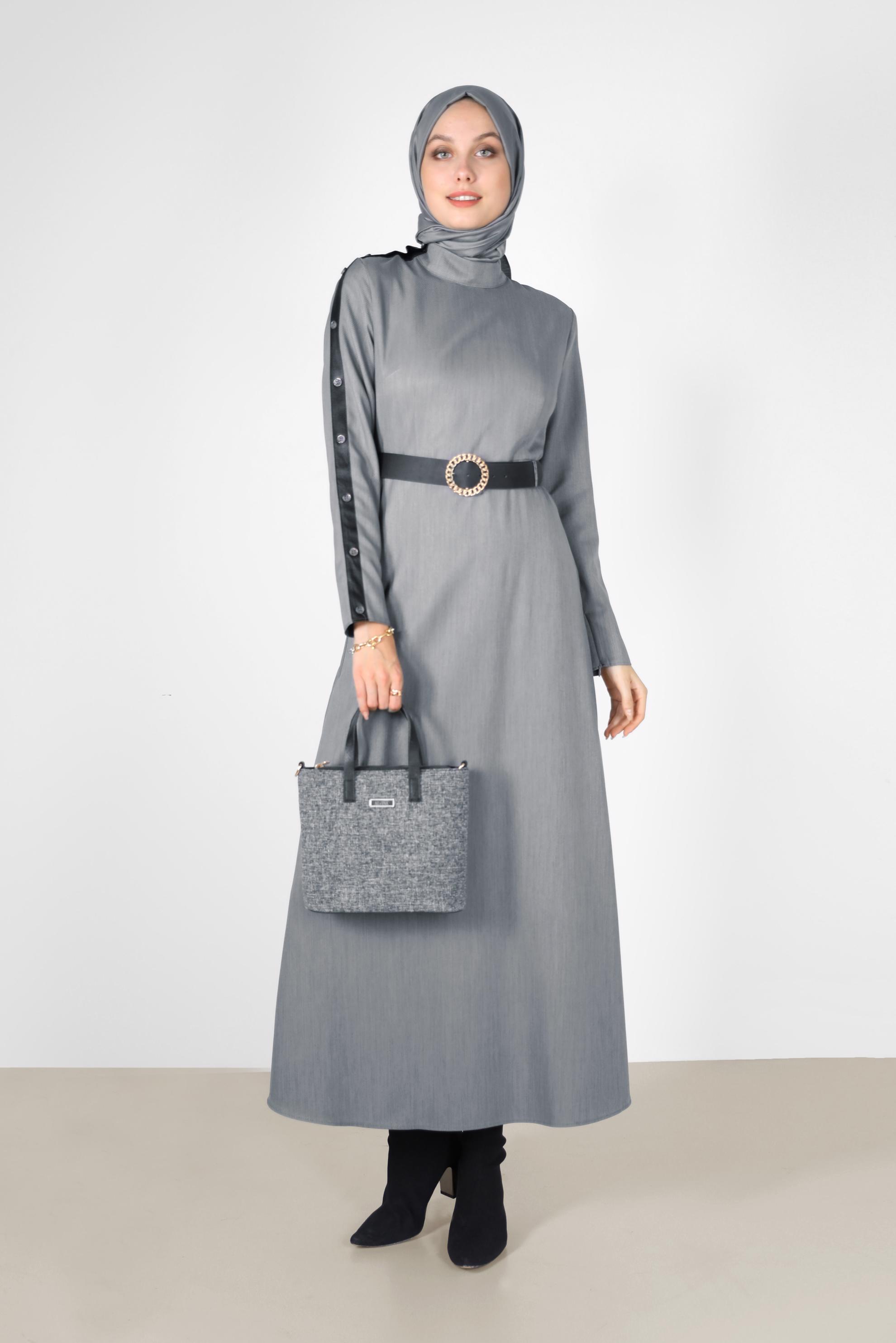 Tesettür giyim GRİ KOLLARI DÜĞME VE DERİ DETAYLI ELBİSE 42252 