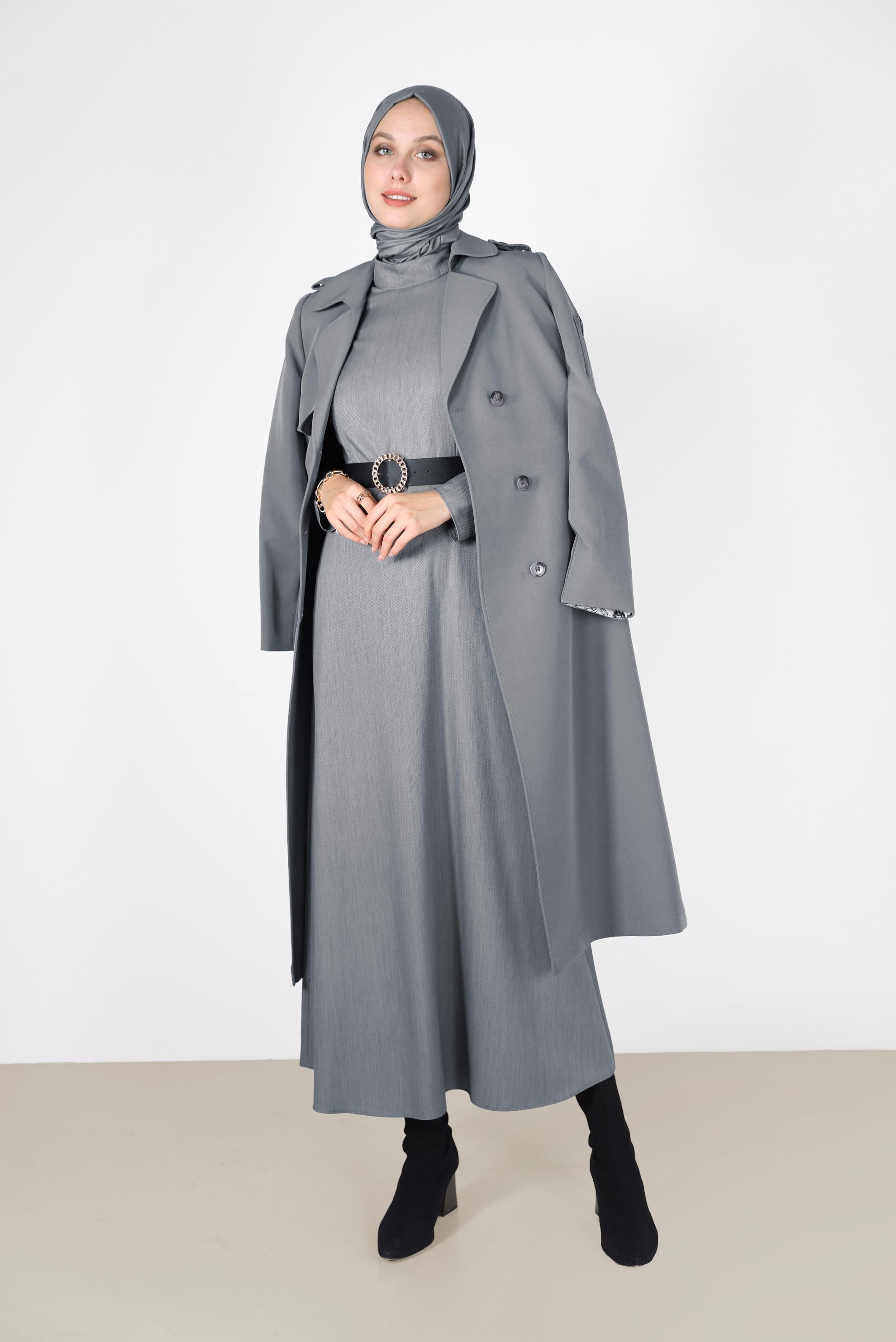 Tesettür giyim GRİ KOLLARI DÜĞME VE DERİ DETAYLI ELBİSE 42252 