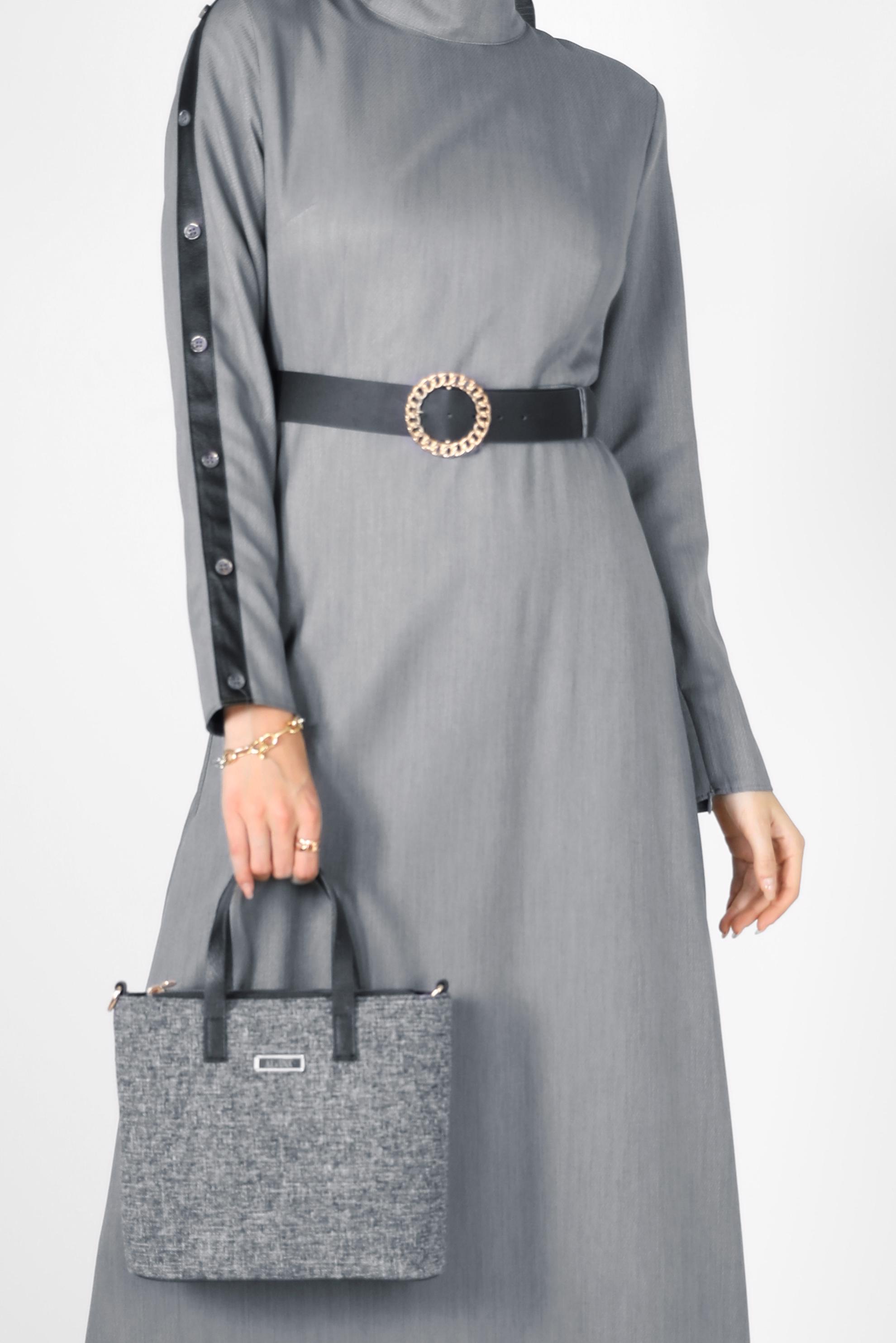 Tesettür giyim GRİ KOLLARI DÜĞME VE DERİ DETAYLI ELBİSE 42252 