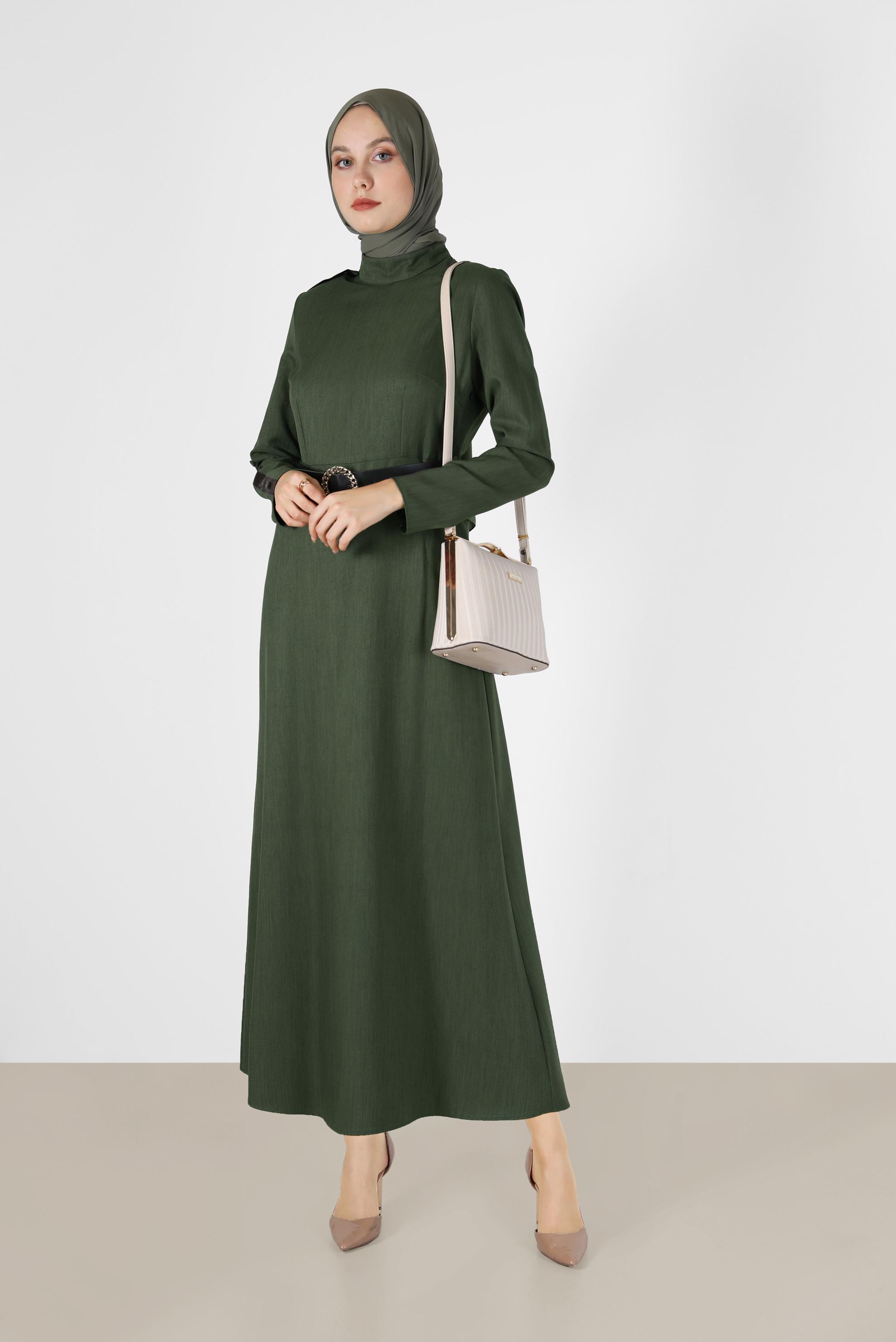 Tesettür giyim HAKİ KOLLARI DÜĞME VE DERİ DETAYLI ELBİSE 42252 