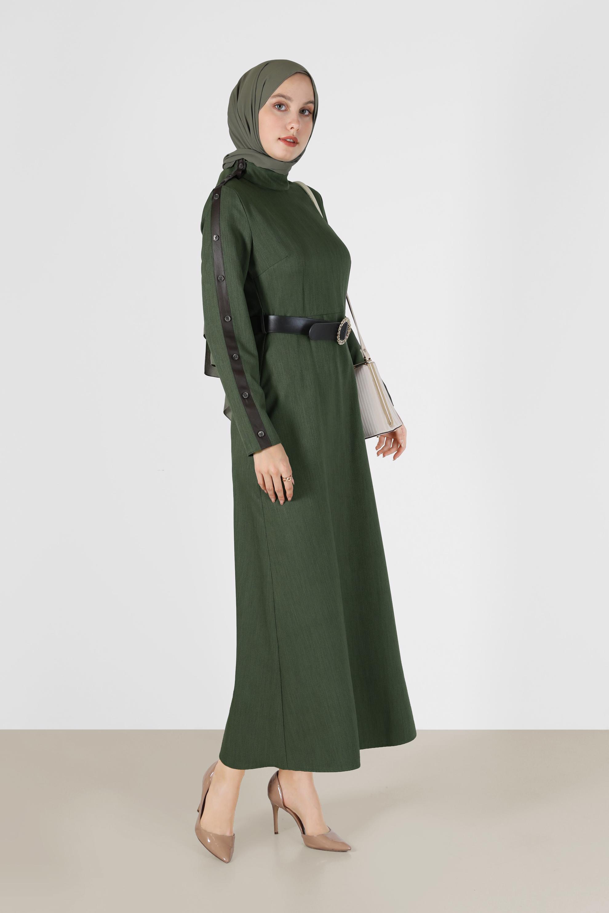Tesettür giyim HAKİ KOLLARI DÜĞME VE DERİ DETAYLI ELBİSE 42252 