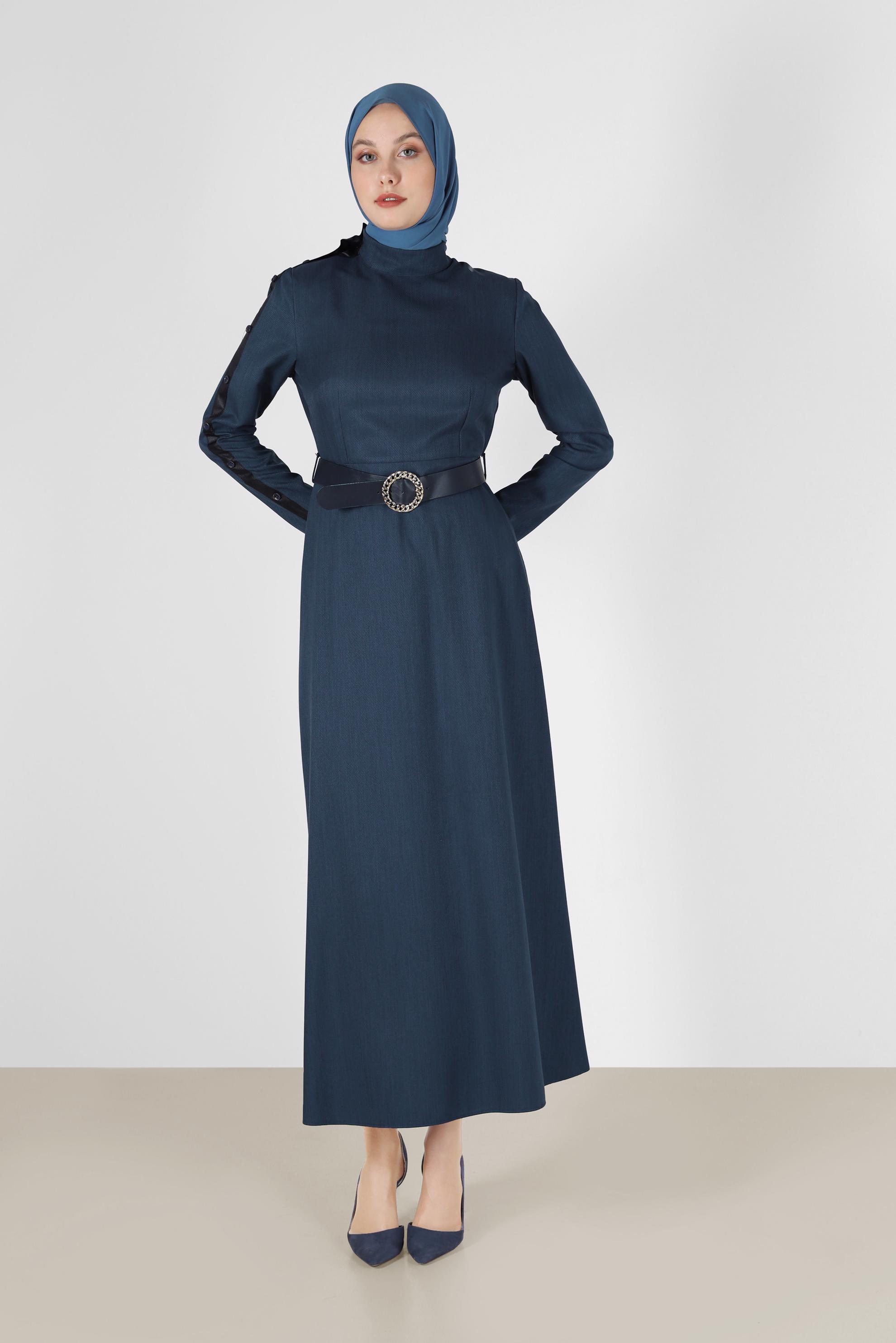 Tesettür giyim LACİVERT KOLLARI DÜĞME VE DERİ DETAYLI ELBİSE 42252 