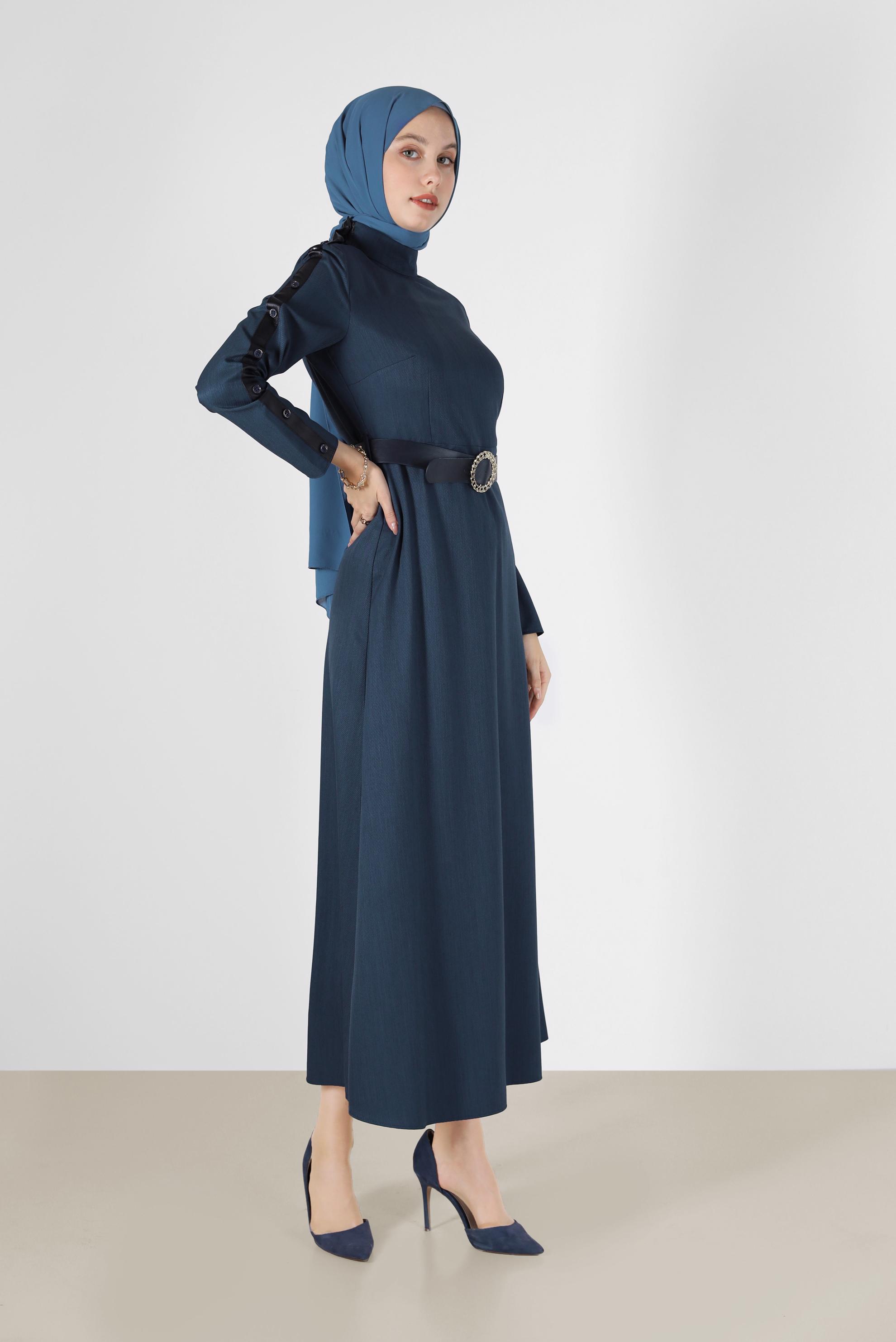 Tesettür giyim LACİVERT KOLLARI DÜĞME VE DERİ DETAYLI ELBİSE 42252 