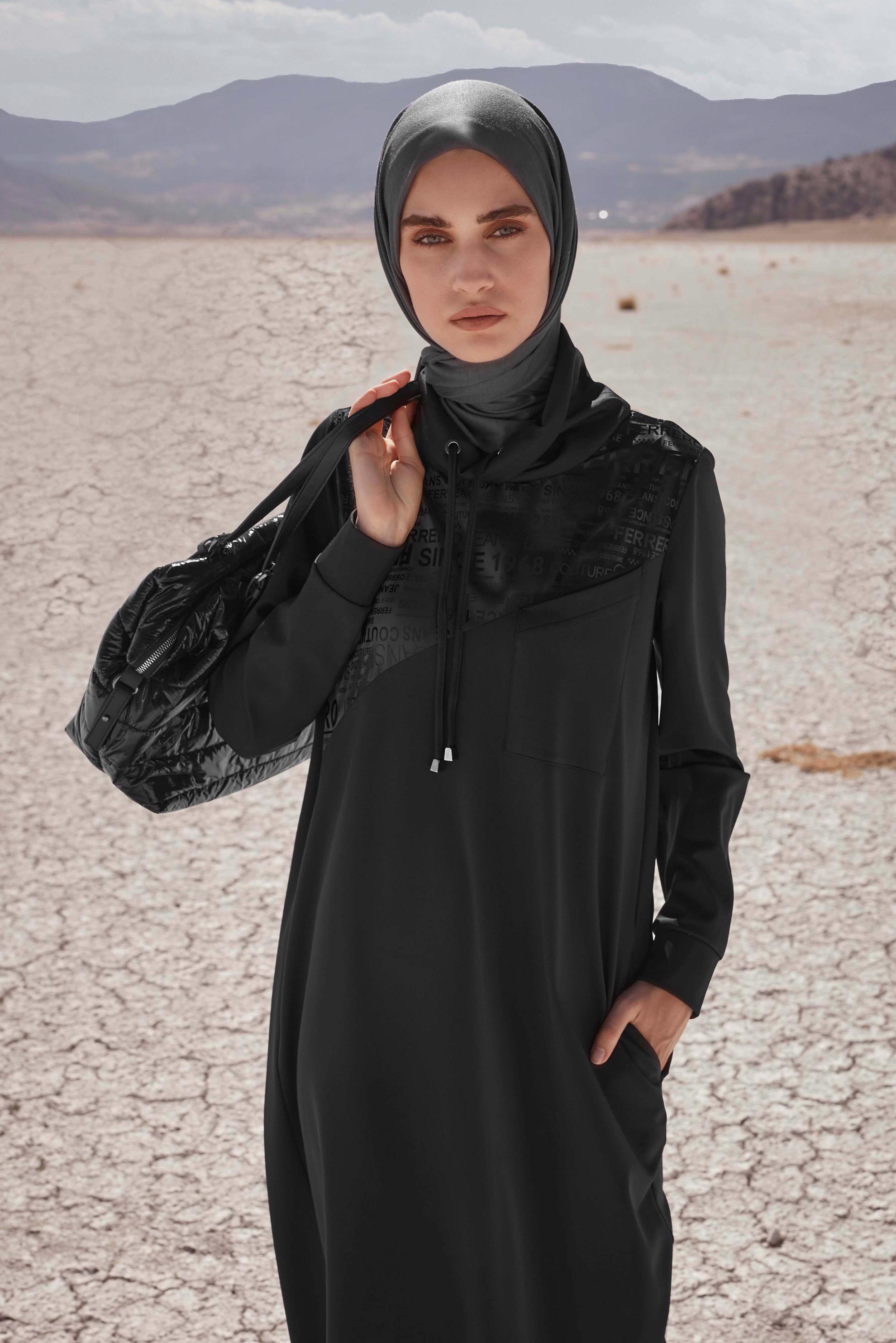 Tesettür giyim SİYAH DEGAJE YAKA YAZI BASKILI ELBİSE 42266 