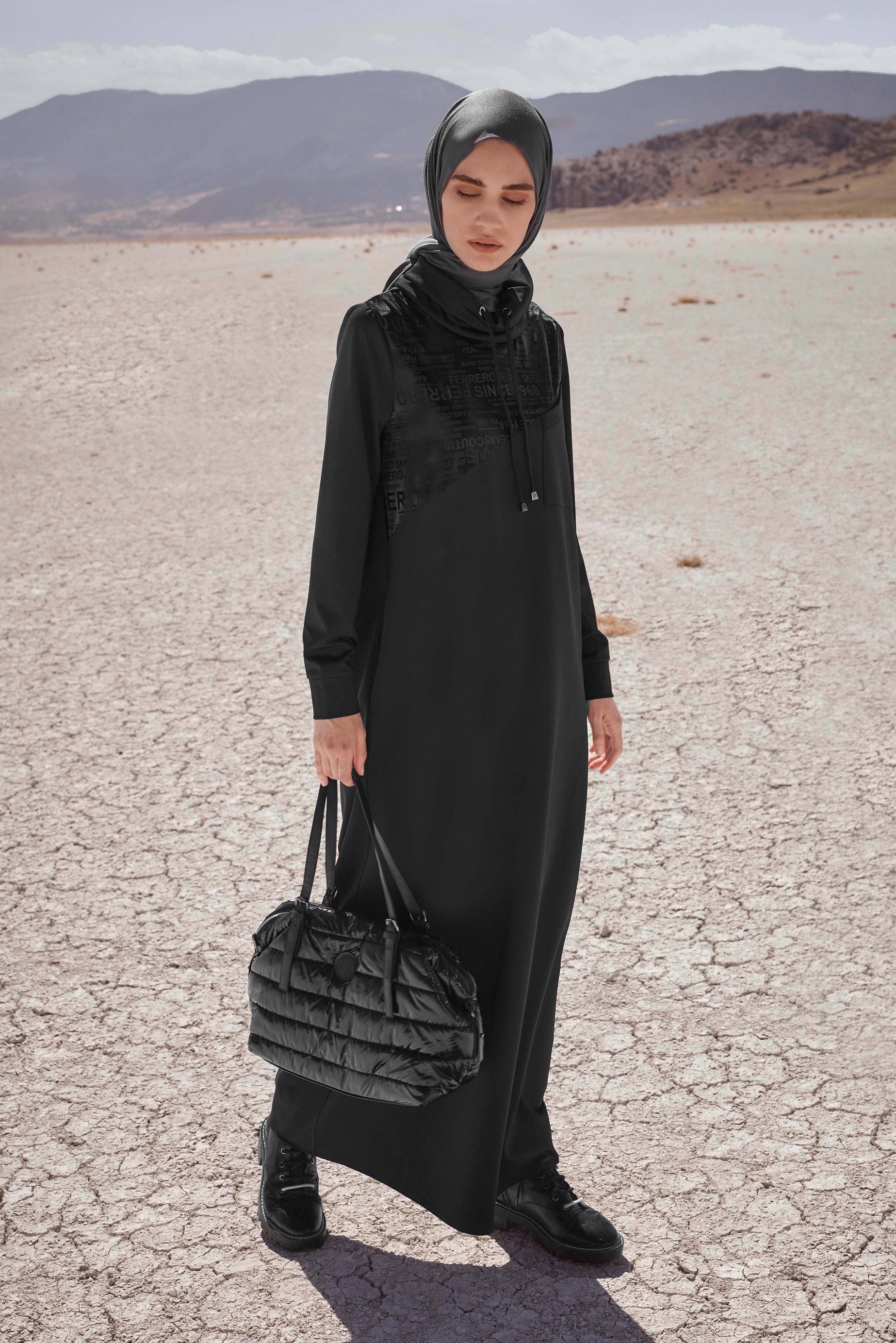 Tesettür giyim SİYAH DEGAJE YAKA YAZI BASKILI ELBİSE 42266 