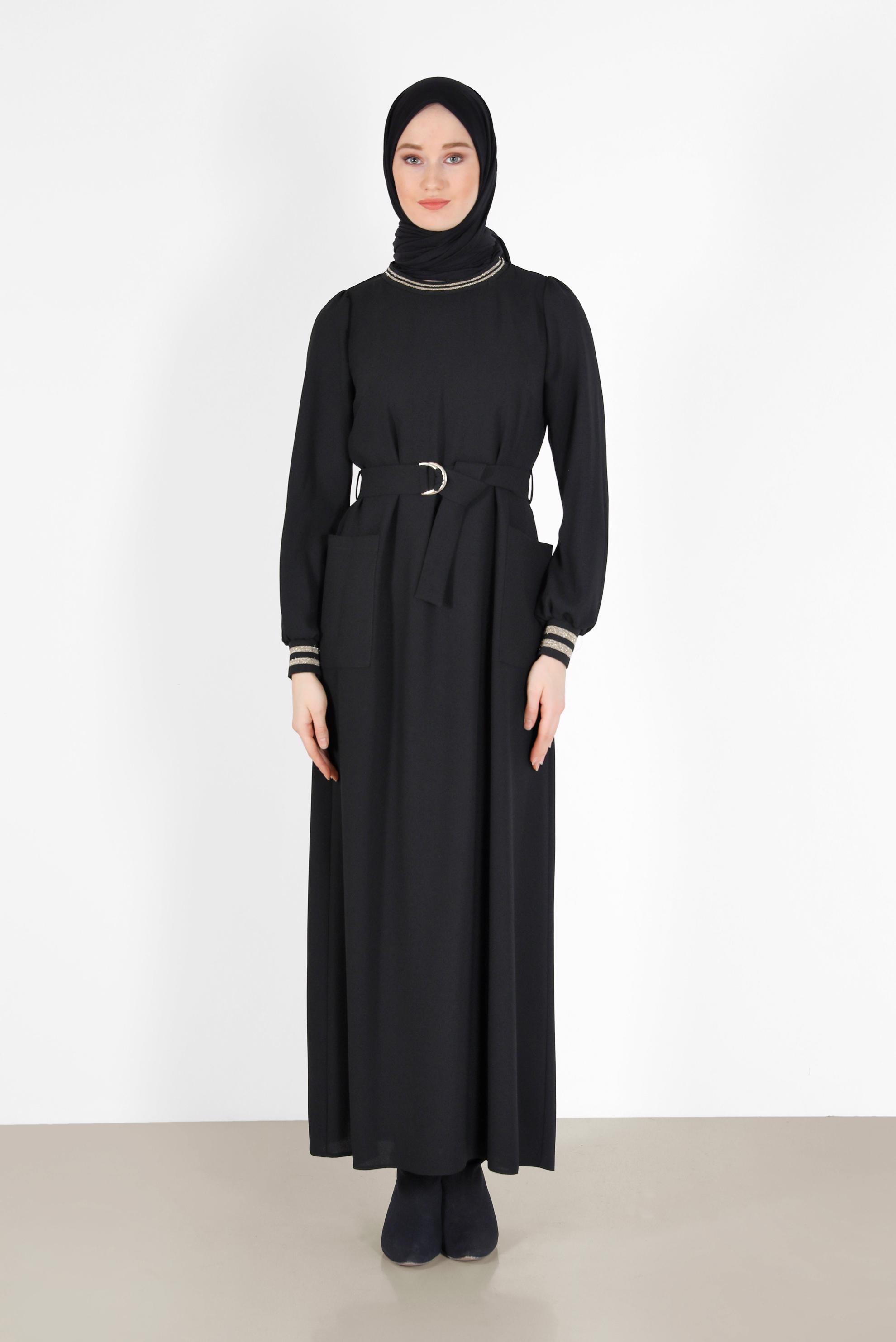 Tesettür giyim SİYAH MANŞETLERİ LASTİKLİ KUŞAKLI ELBİSE 42281 