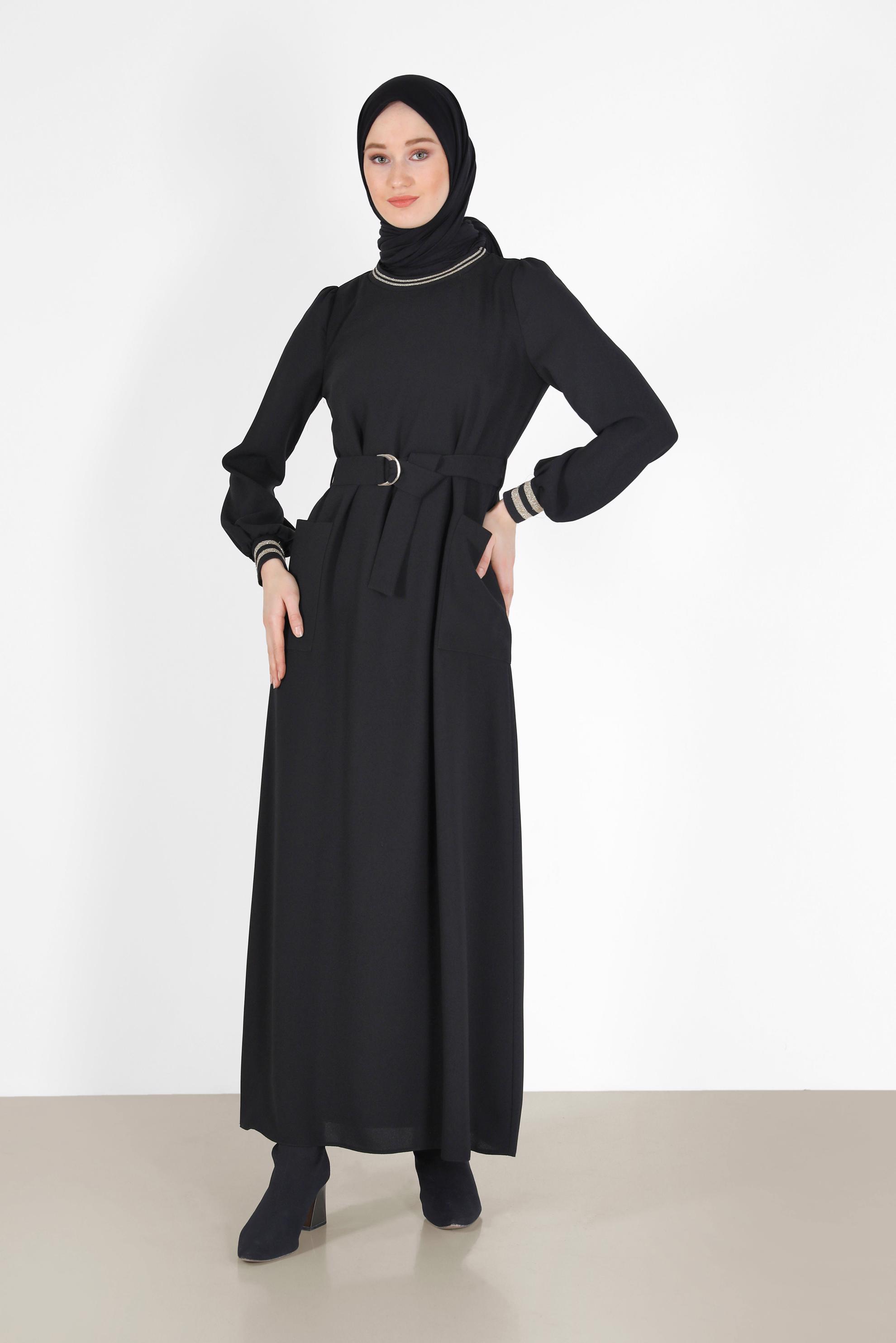 Tesettür giyim SİYAH MANŞETLERİ LASTİKLİ KUŞAKLI ELBİSE 42281 