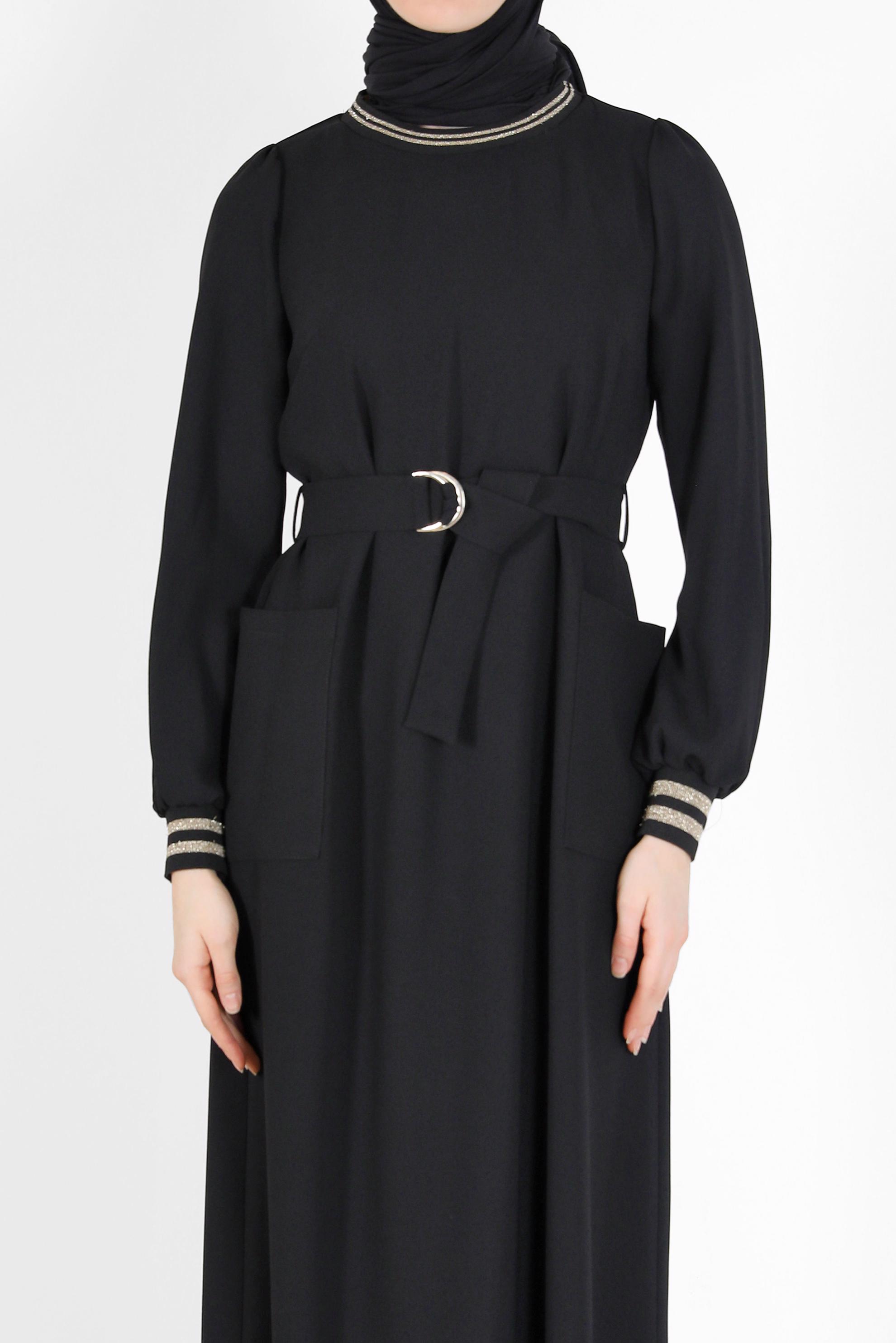 Tesettür giyim SİYAH MANŞETLERİ LASTİKLİ KUŞAKLI ELBİSE 42281 