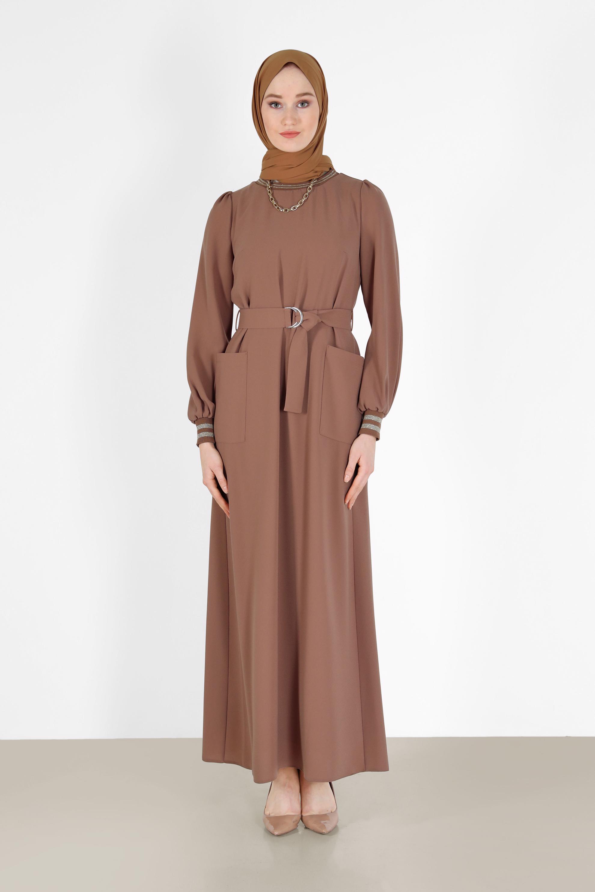 Tesettür giyim KAHVE MANŞETLERİ LASTİKLİ KUŞAKLI ELBİSE 42281 