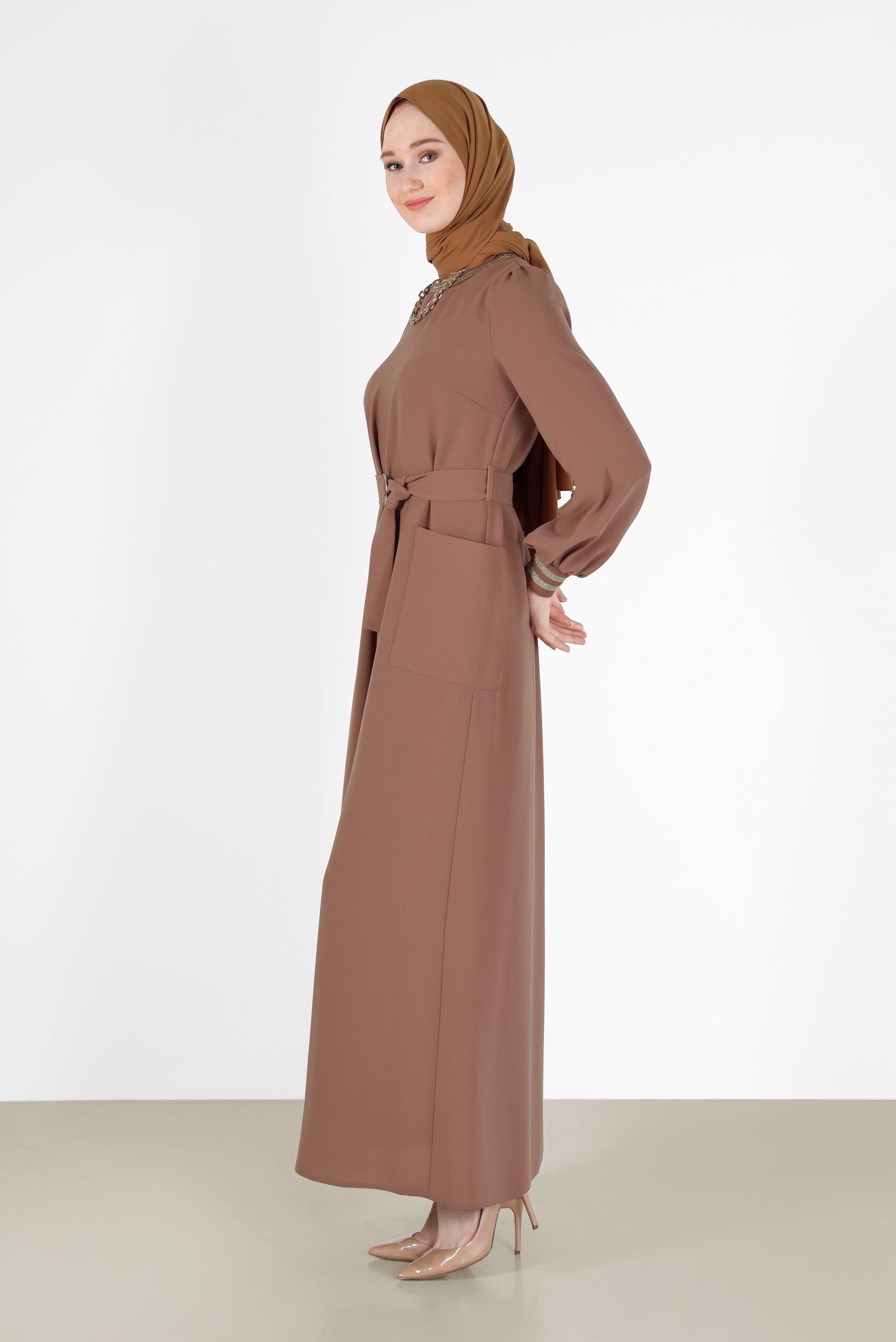 Tesettür giyim KAHVE MANŞETLERİ LASTİKLİ KUŞAKLI ELBİSE 42281 