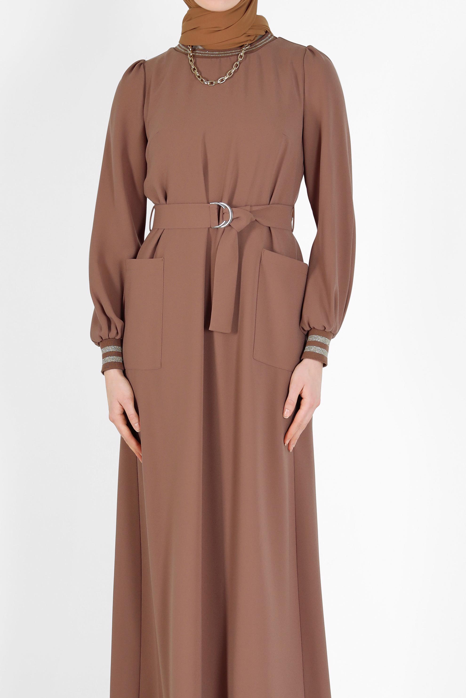 Tesettür giyim KAHVE MANŞETLERİ LASTİKLİ KUŞAKLI ELBİSE 42281 