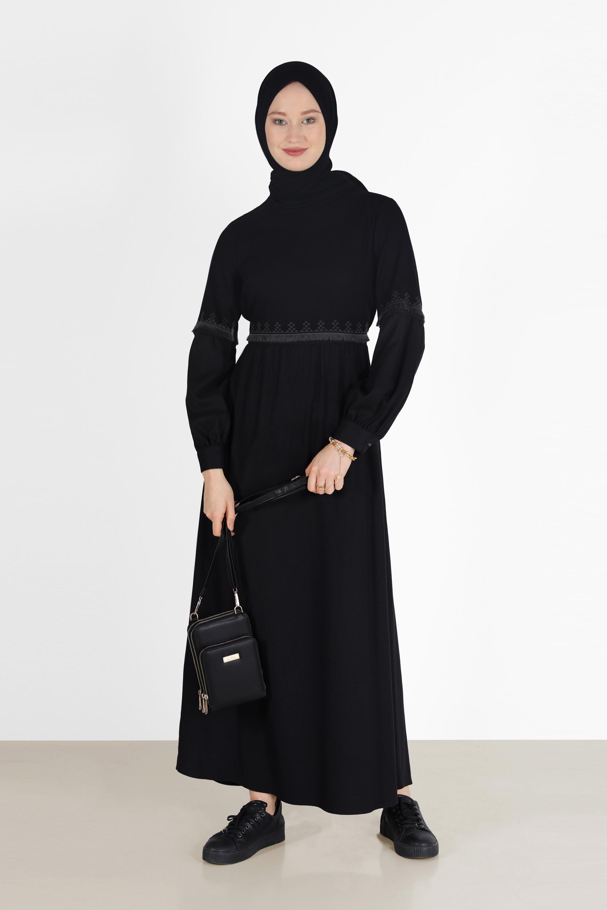 Tesettür giyim SİYAH BELİ VE KOLLARI NAKIŞ DETAYLI ELBİSE 42333