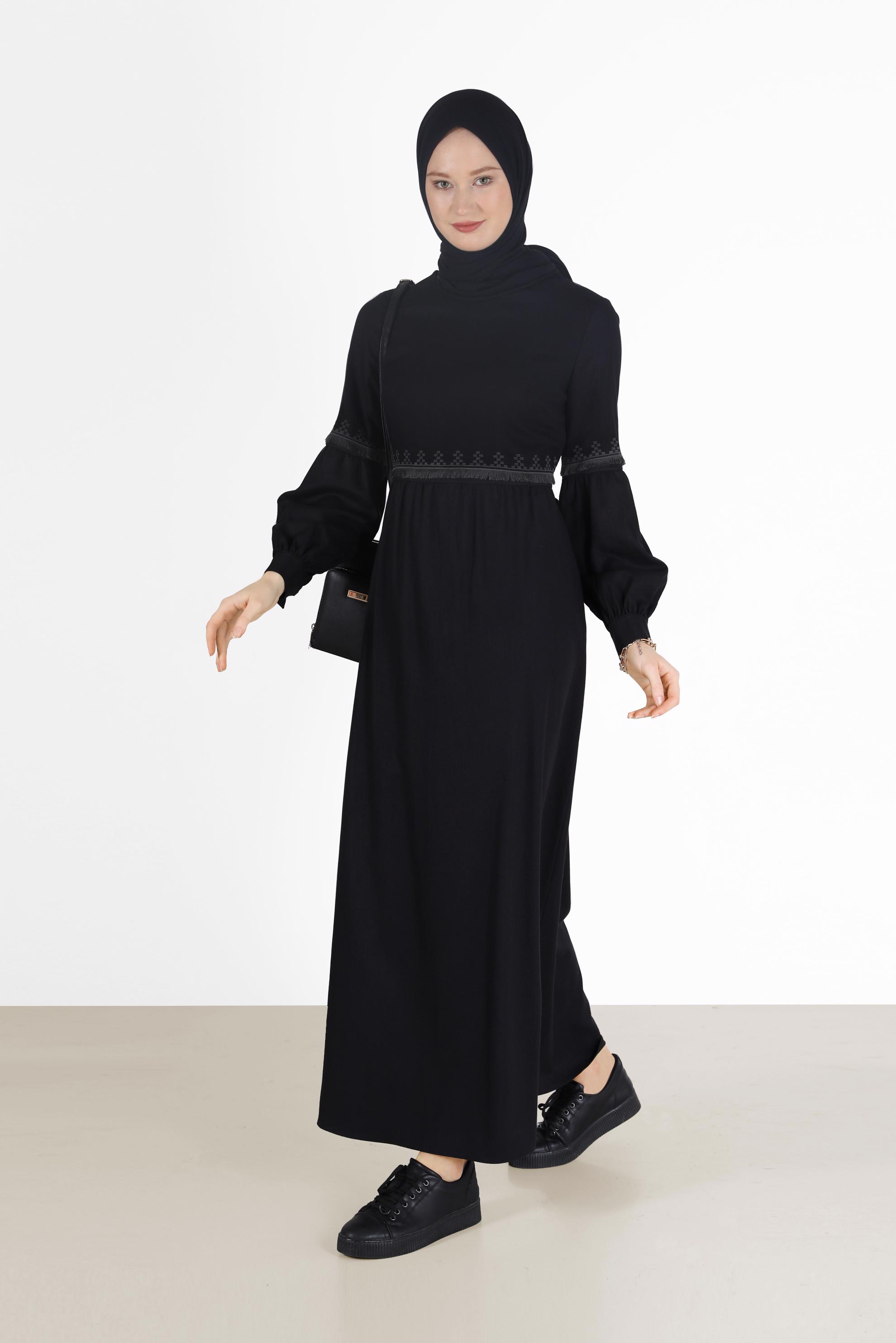 Tesettür giyim SİYAH BELİ VE KOLLARI NAKIŞ DETAYLI ELBİSE 42333