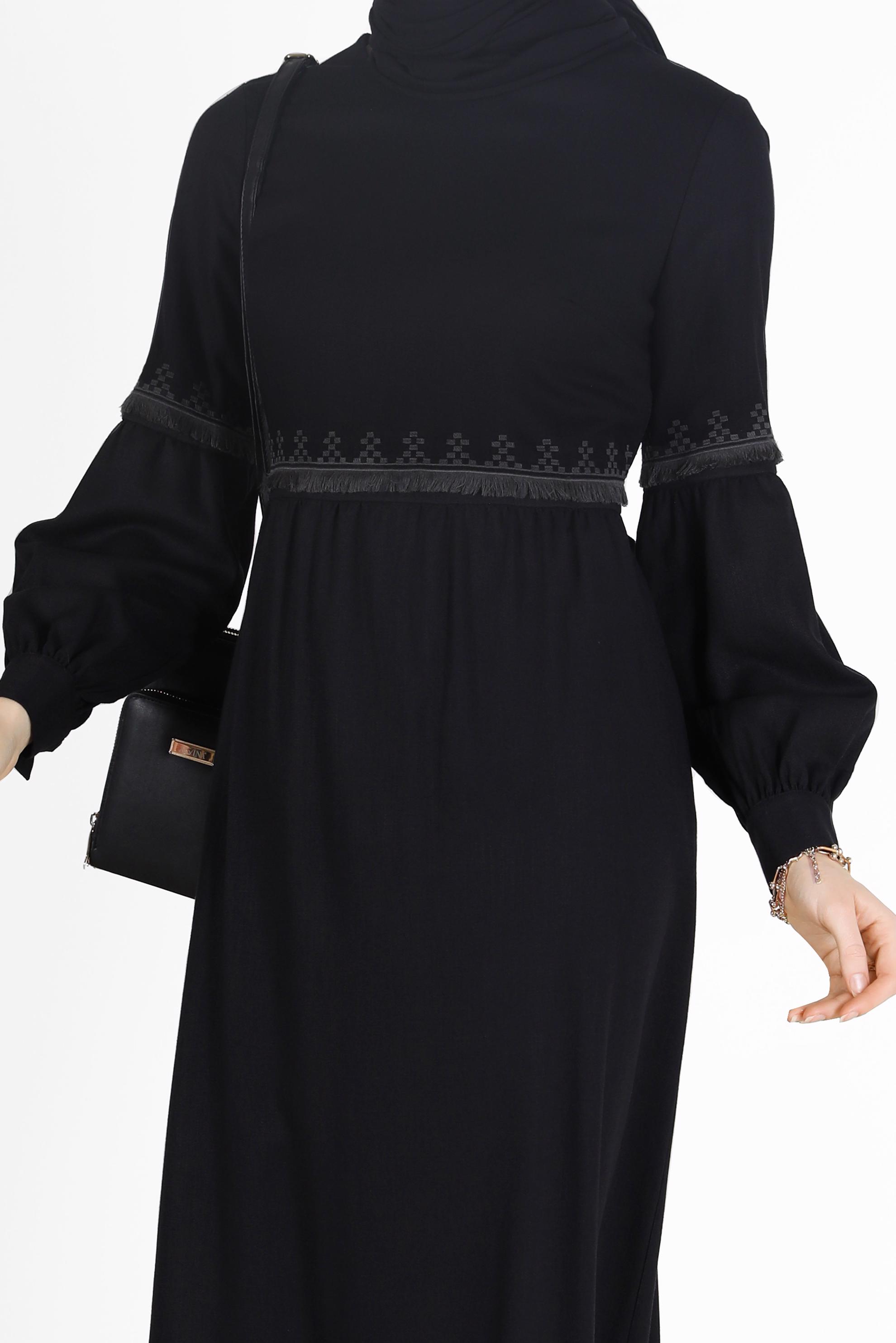 Tesettür giyim SİYAH BELİ VE KOLLARI NAKIŞ DETAYLI ELBİSE 42333