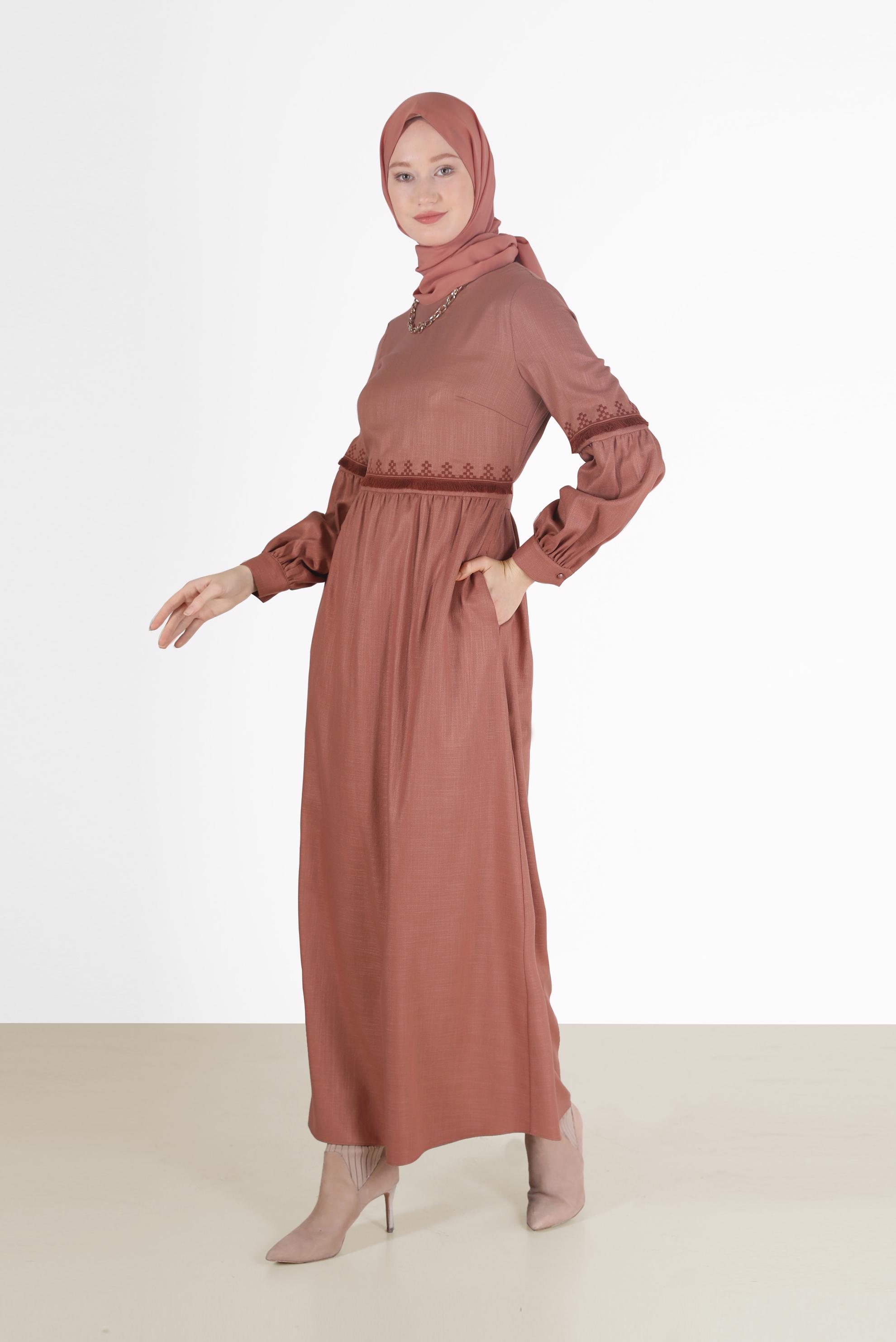 Tesettür giyim TURUNCU BELİ VE KOLLARI NAKIŞ DETAYLI ELBİSE 42333