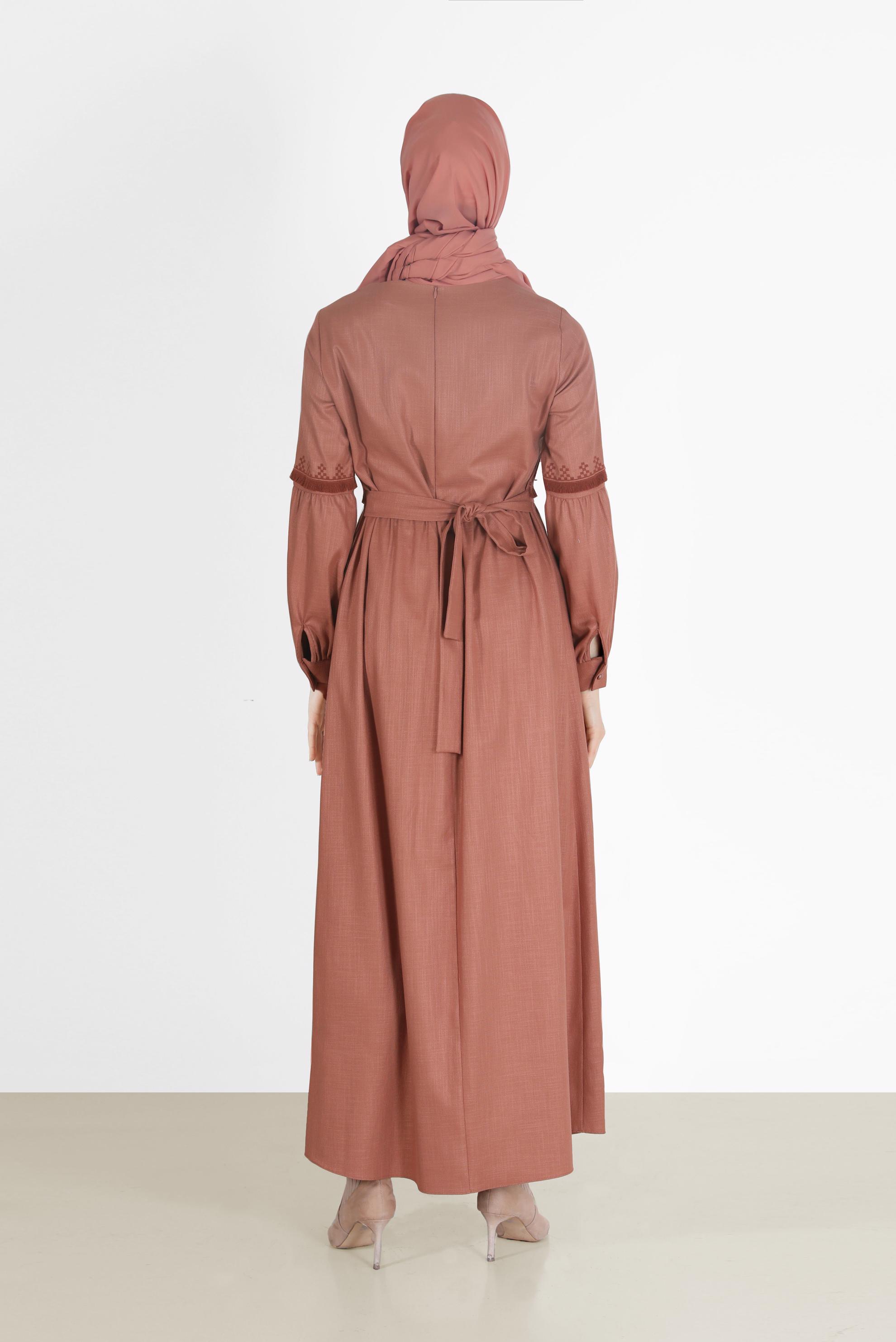 Tesettür giyim TURUNCU BELİ VE KOLLARI NAKIŞ DETAYLI ELBİSE 42333