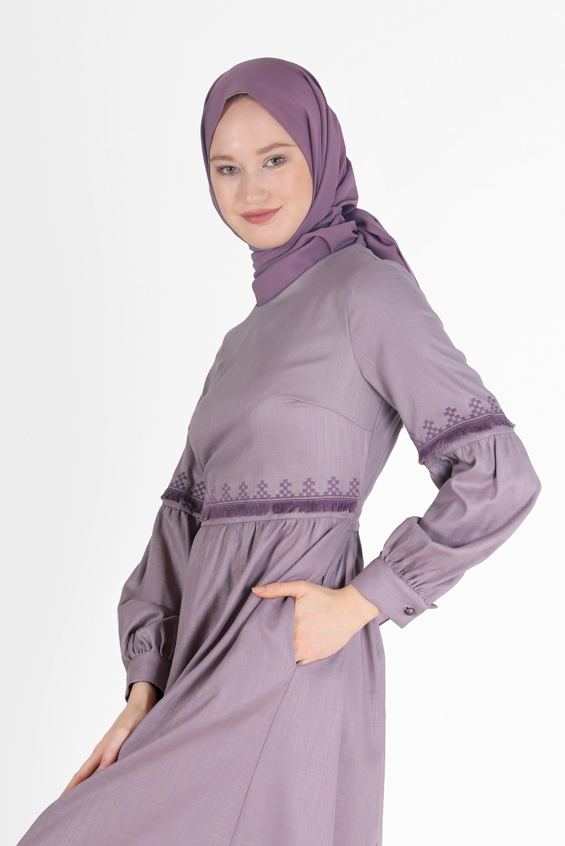Tesettür giyim MOR BELİ VE KOLLARI NAKIŞ DETAYLI ELBİSE 42333