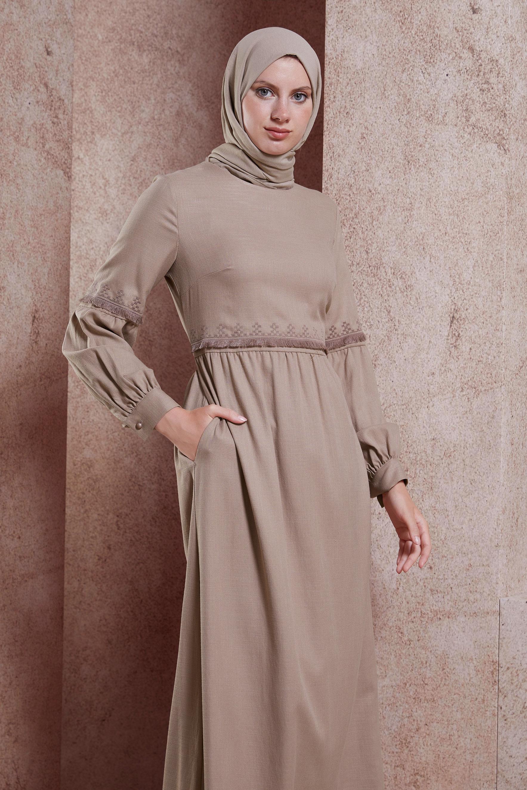 Tesettür giyim KAHVE BELİ VE KOLLARI NAKIŞ DETAYLI ELBİSE 42333