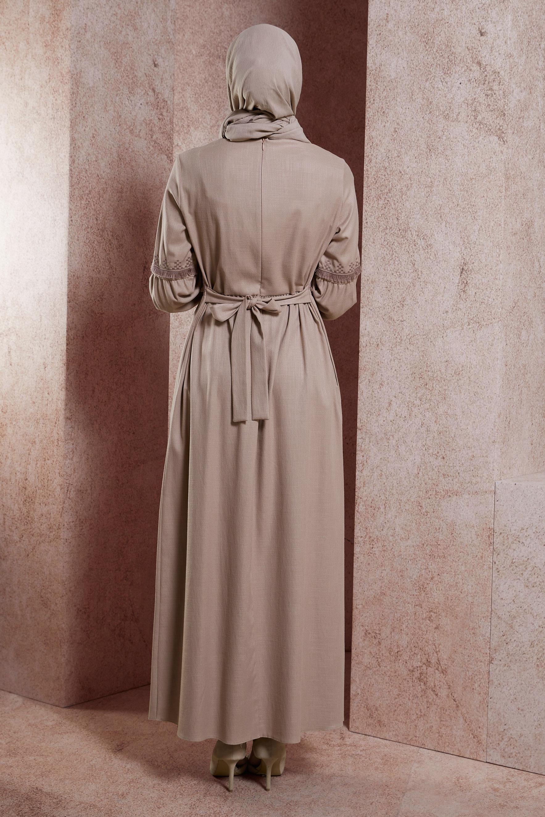 Tesettür giyim KAHVE BELİ VE KOLLARI NAKIŞ DETAYLI ELBİSE 42333