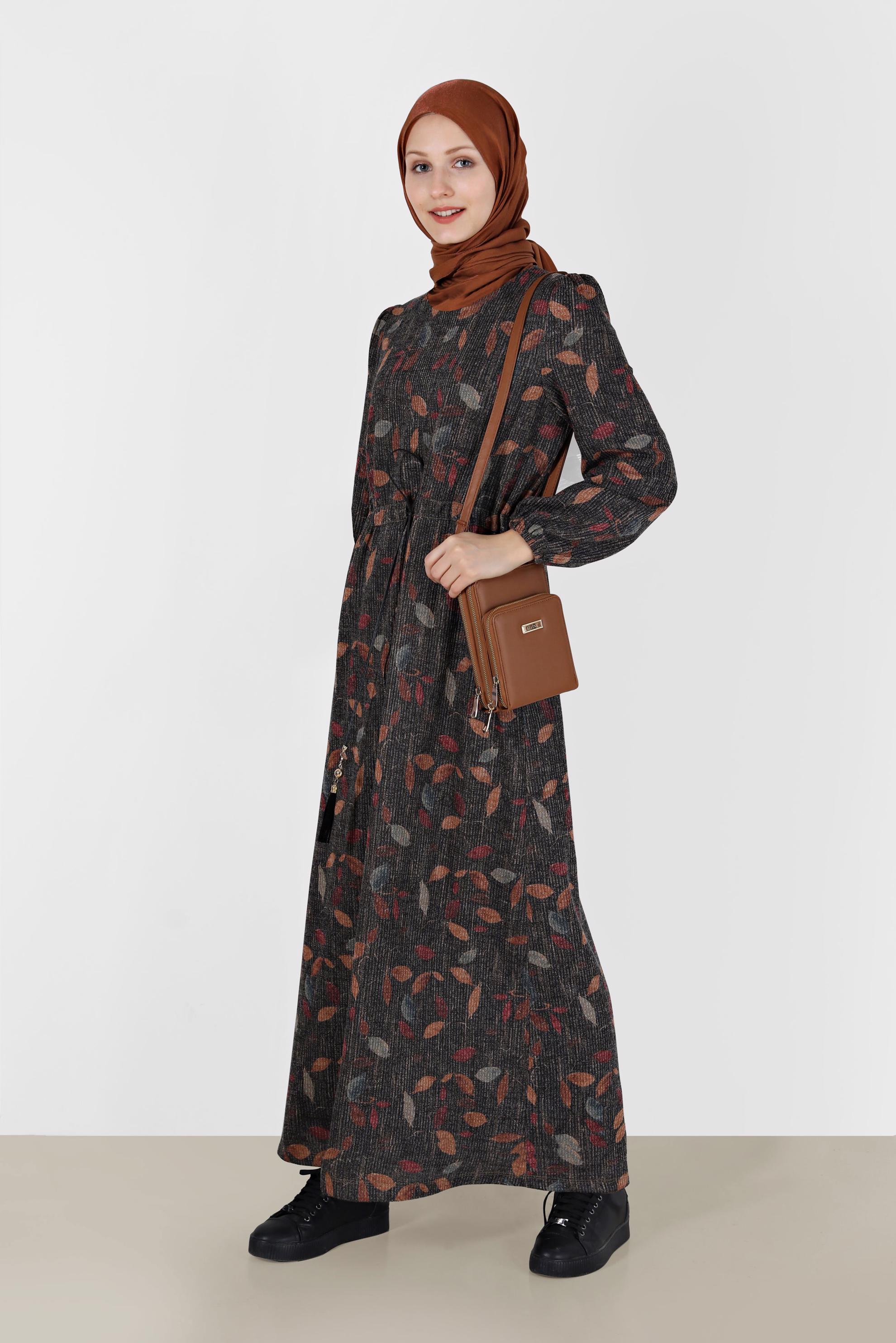 Tesettür giyim SİYAH BELİ BÜZGÜLÜ MANŞETLERİ LASTİKLİ DESENLİ ELBİSE 42336 