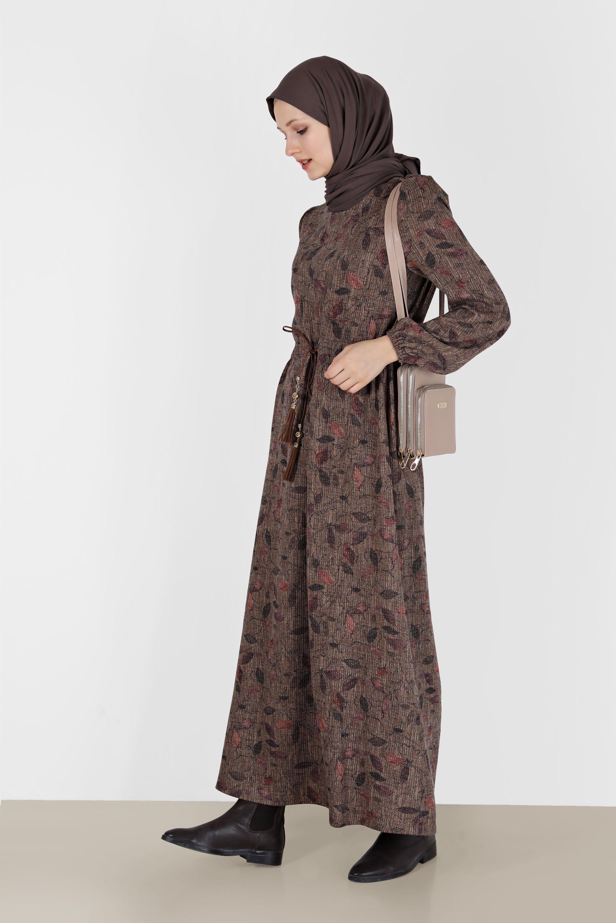 Tesettür giyim VİZON BELİ BÜZGÜLÜ MANŞETLERİ LASTİKLİ DESENLİ ELBİSE 42336 