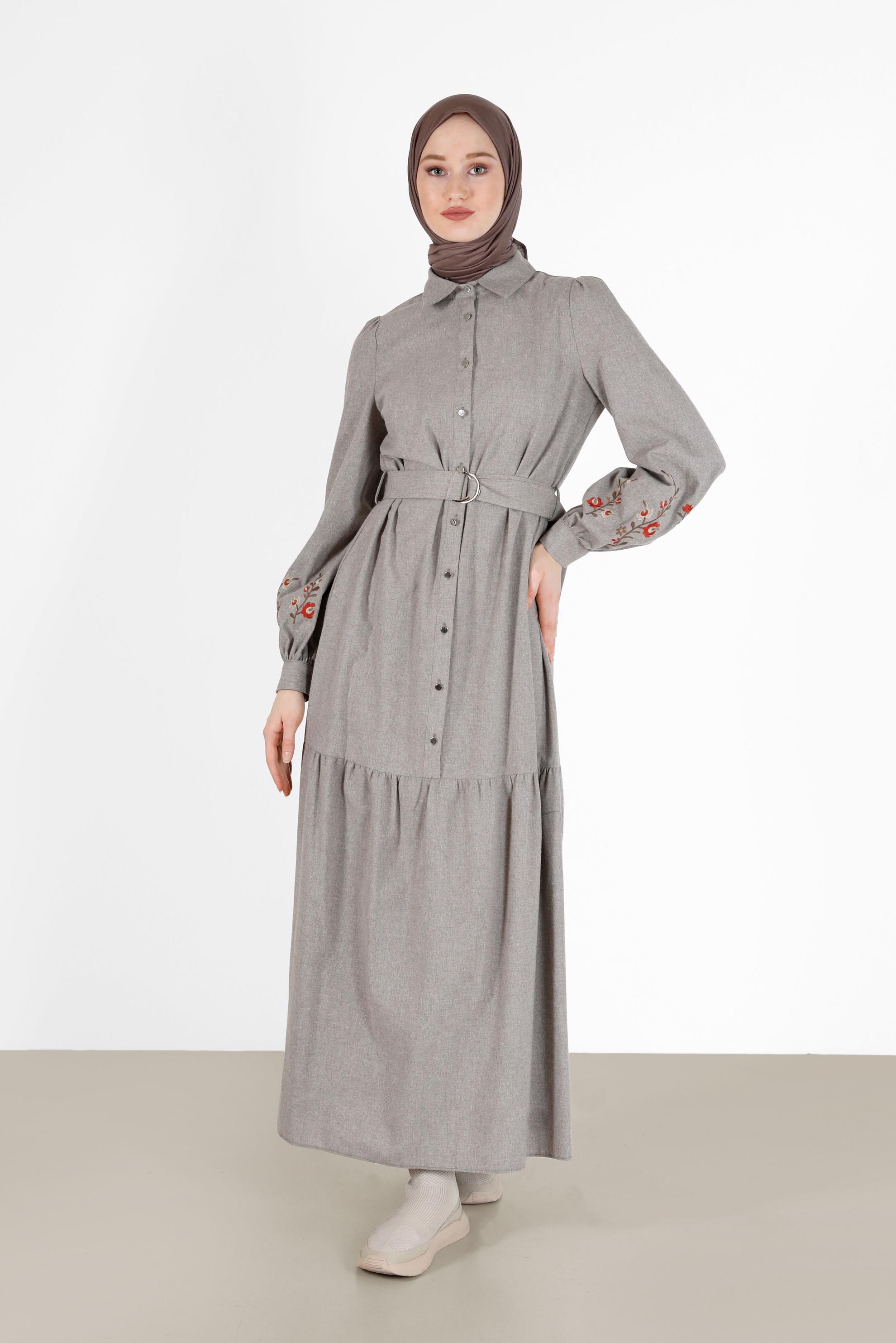 Tesettür giyim BEJ KOLLARI İŞLEMELİ KUŞAKLI ELBİSE 42379 