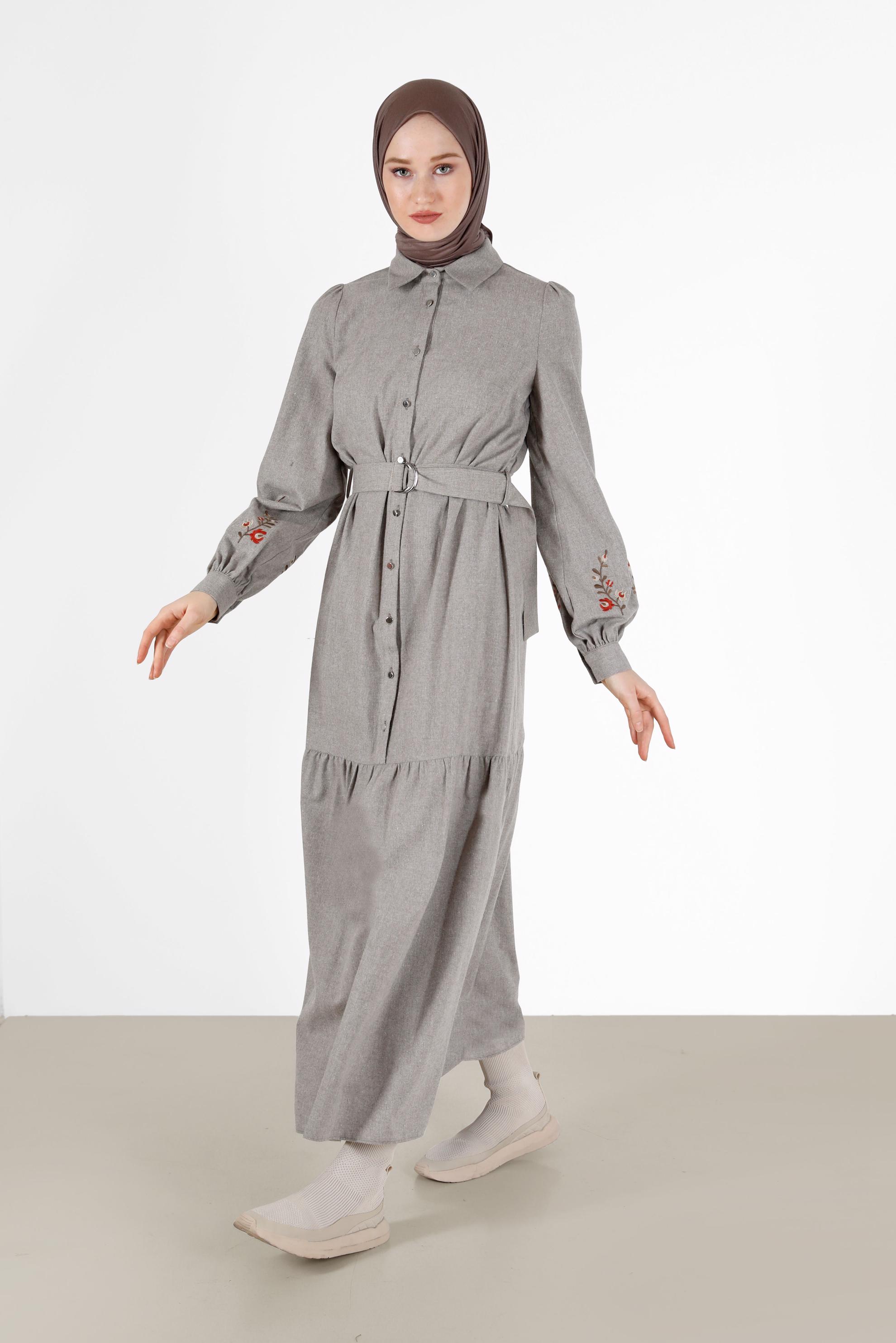 Tesettür giyim BEJ KOLLARI İŞLEMELİ KUŞAKLI ELBİSE 42379 