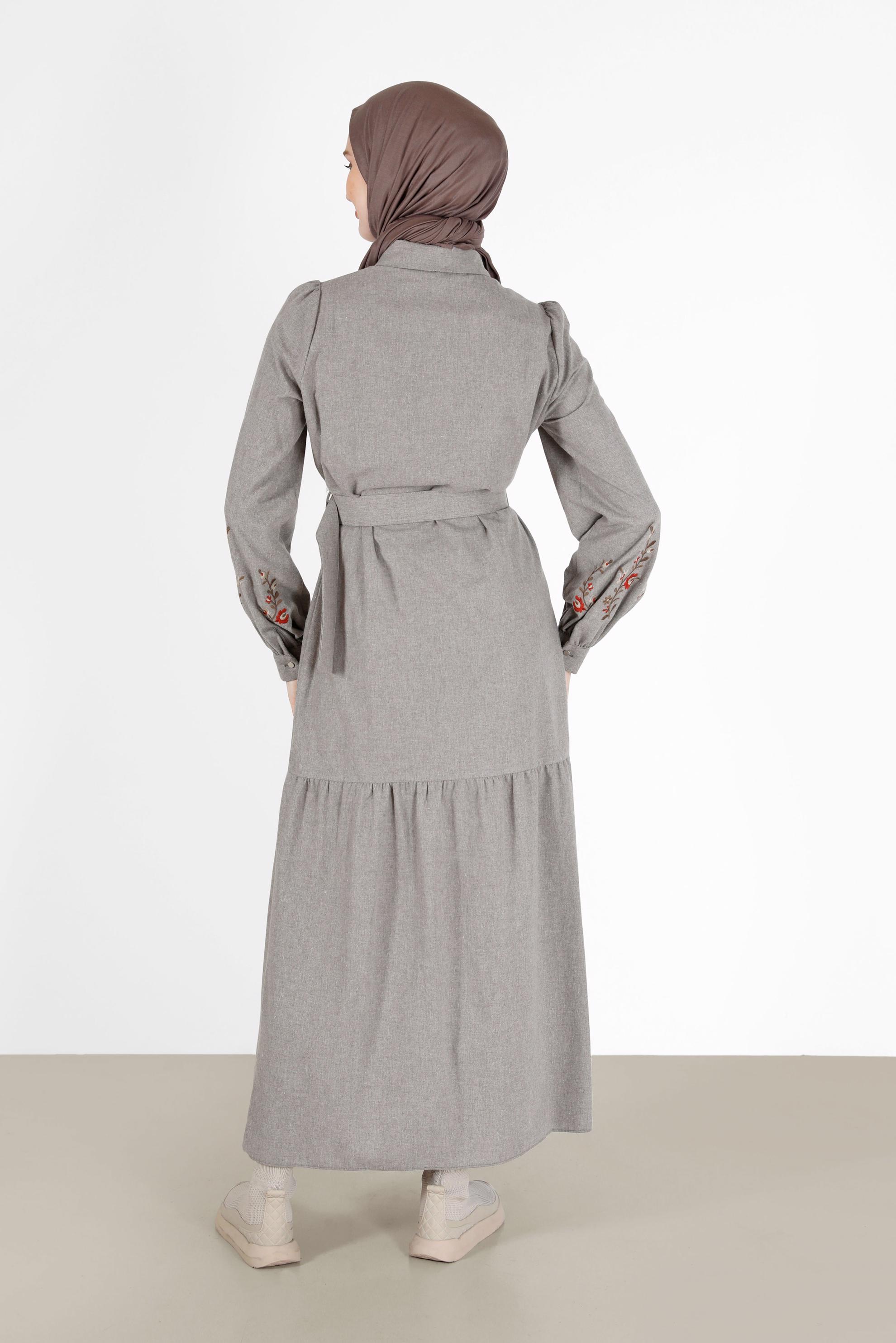 Tesettür giyim BEJ KOLLARI İŞLEMELİ KUŞAKLI ELBİSE 42379 