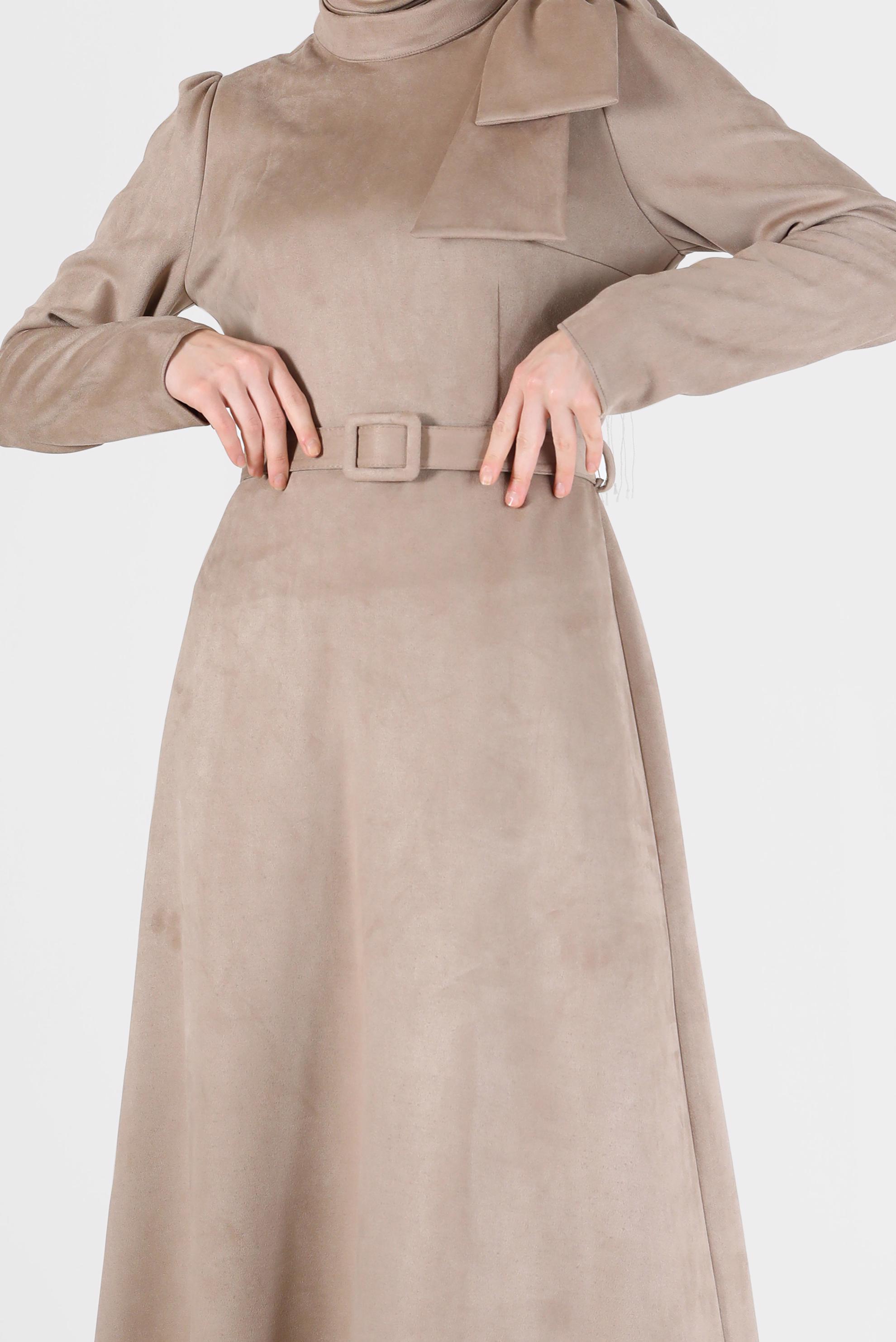 Tesettür giyim BEJ KURDELE DETAYLI KEMERLİ SÜET ELBİSE 42385 