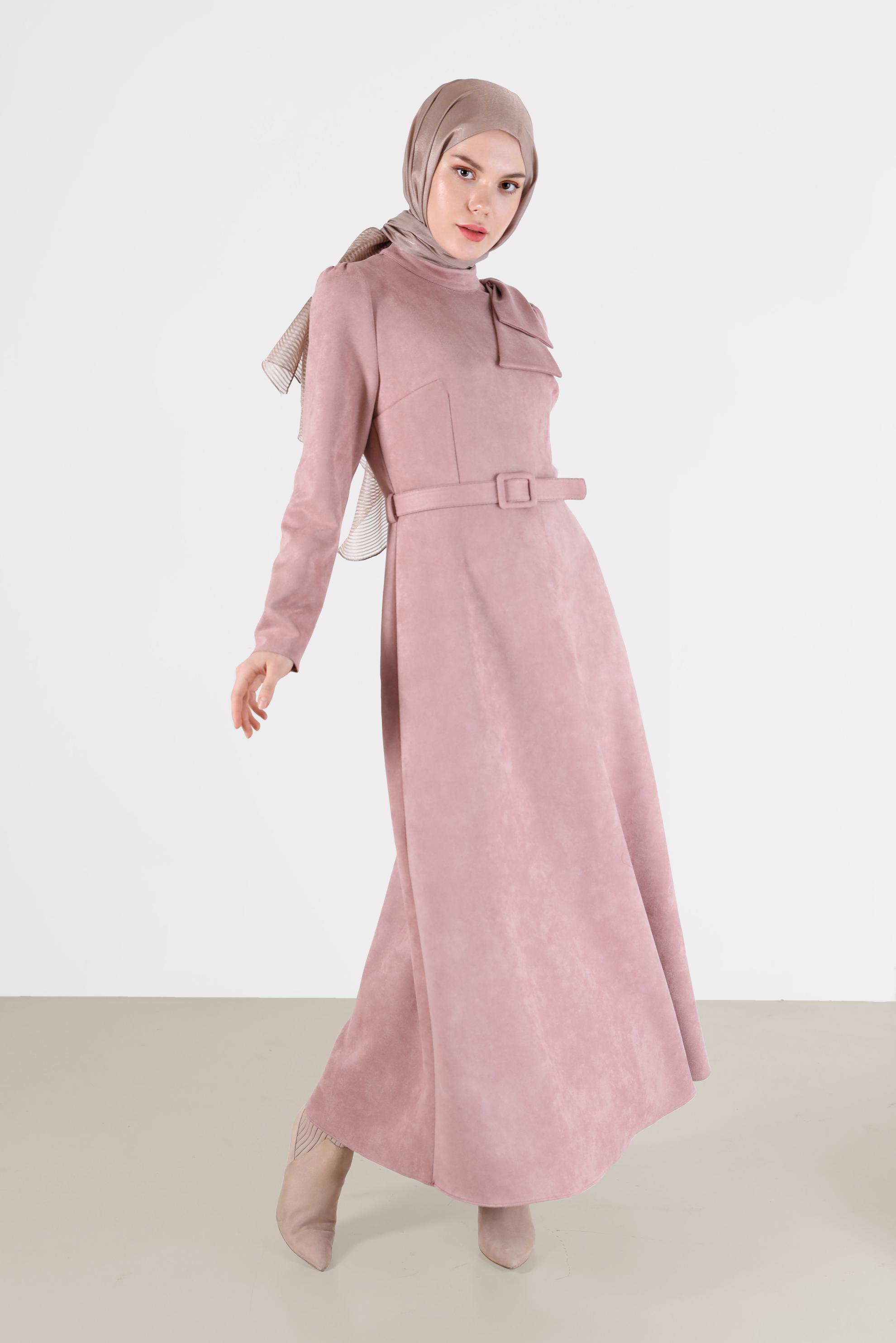 Tesettür giyim PUDRA KURDELE DETAYLI KEMERLİ SÜET ELBİSE 42385 